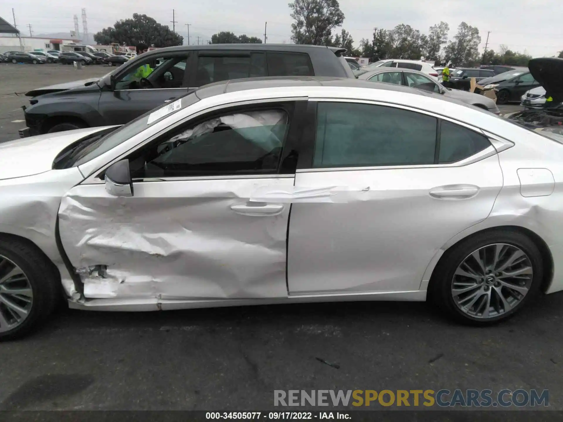 6 Photograph of a damaged car 58ADZ1B11LU076914 LEXUS ES 2020