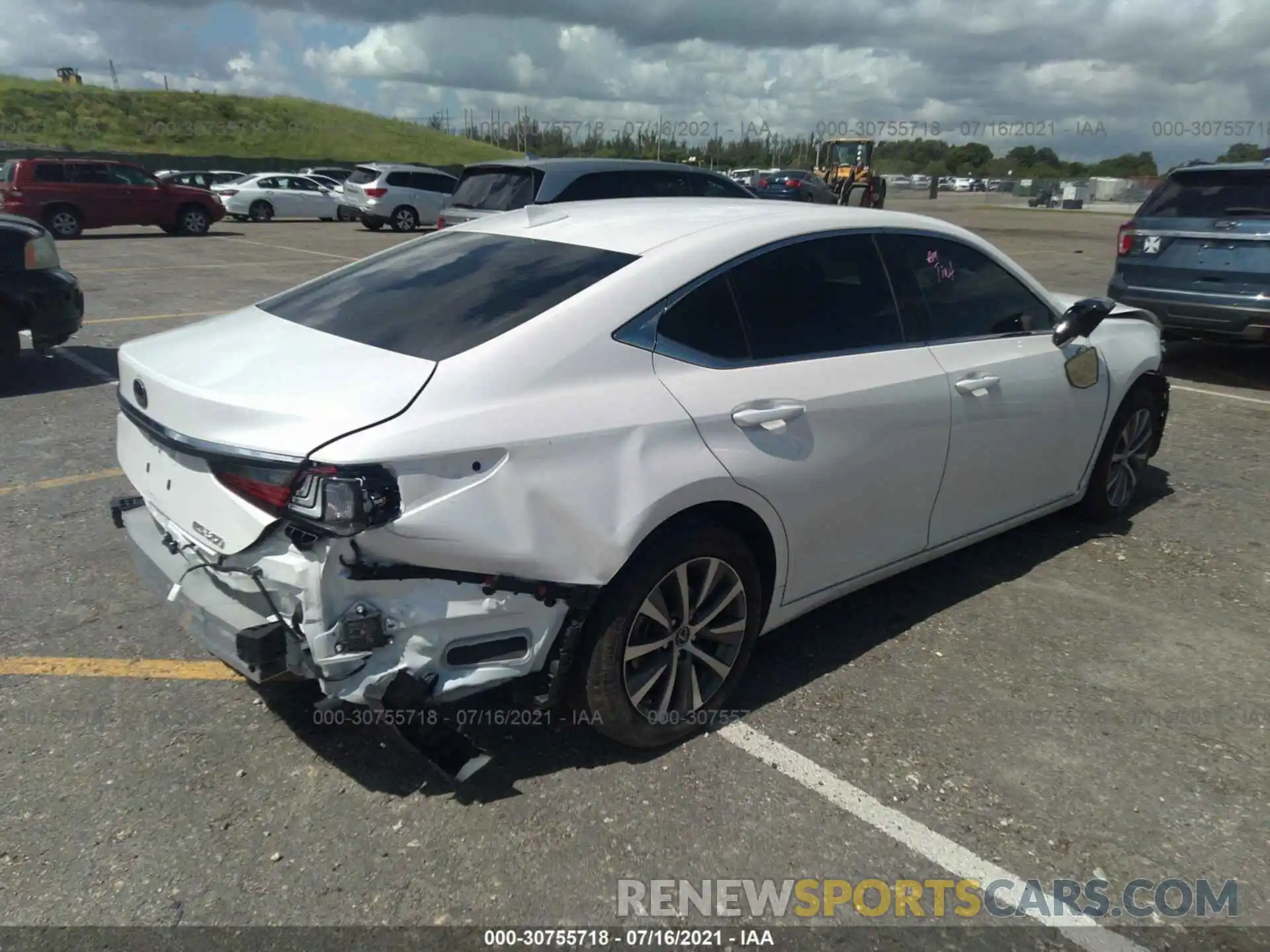 4 Photograph of a damaged car 58ADZ1B11LU077447 LEXUS ES 2020