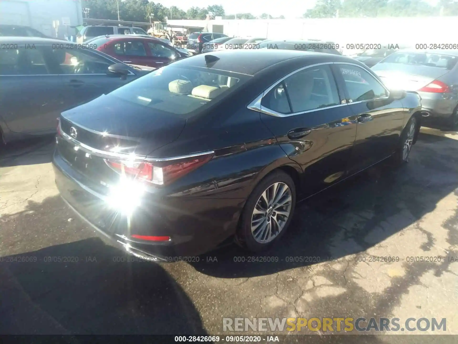 4 Photograph of a damaged car 58ADZ1B12LU061564 LEXUS ES 2020