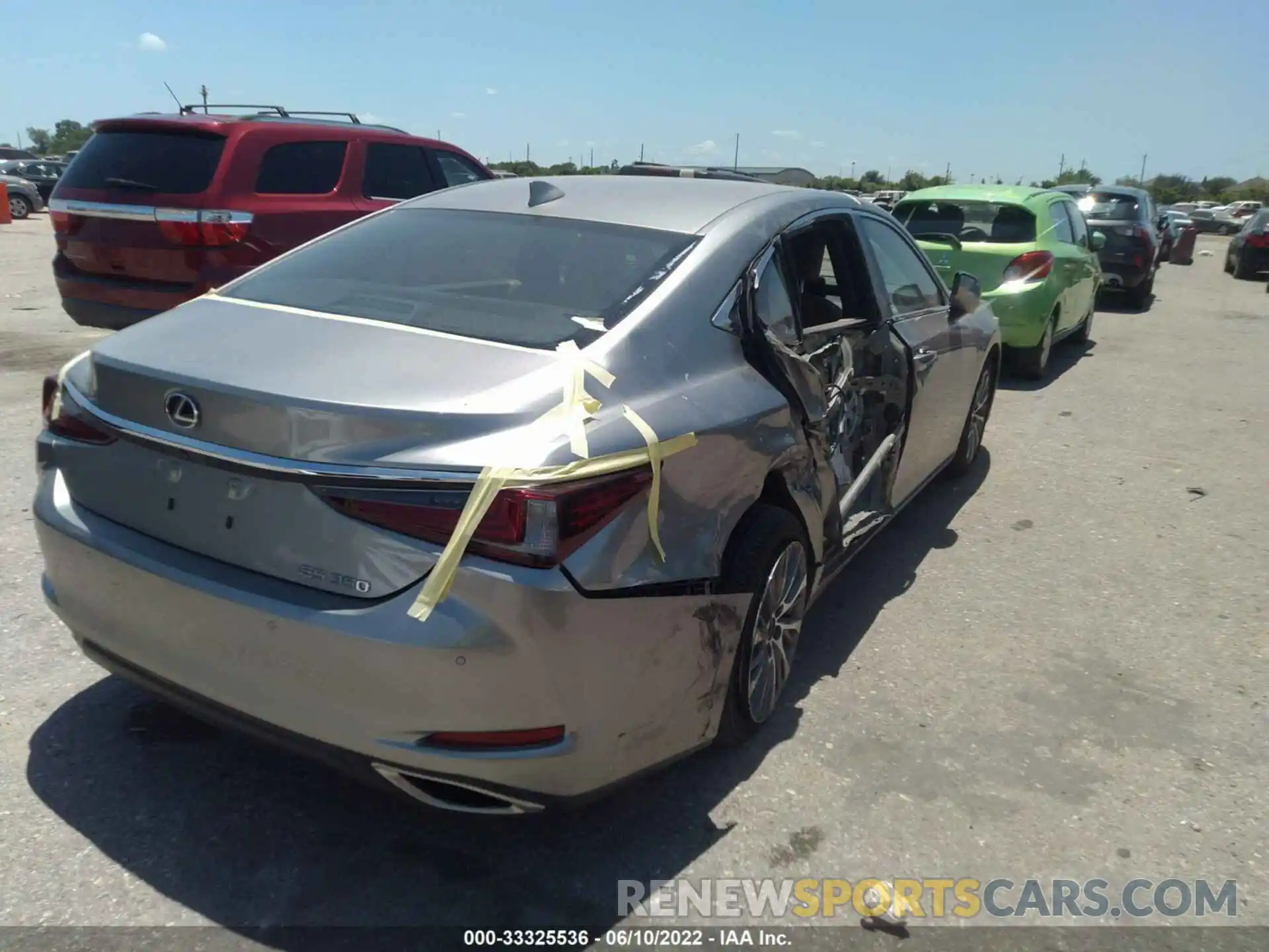 4 Photograph of a damaged car 58ADZ1B13LU059368 LEXUS ES 2020