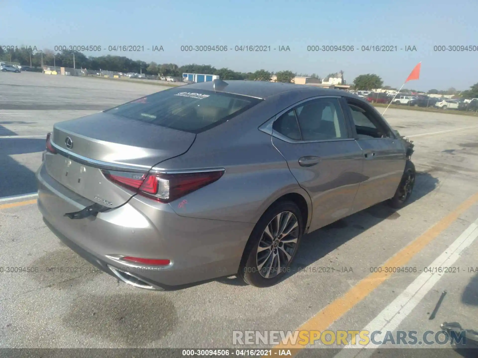 4 Photograph of a damaged car 58ADZ1B14LU056401 LEXUS ES 2020