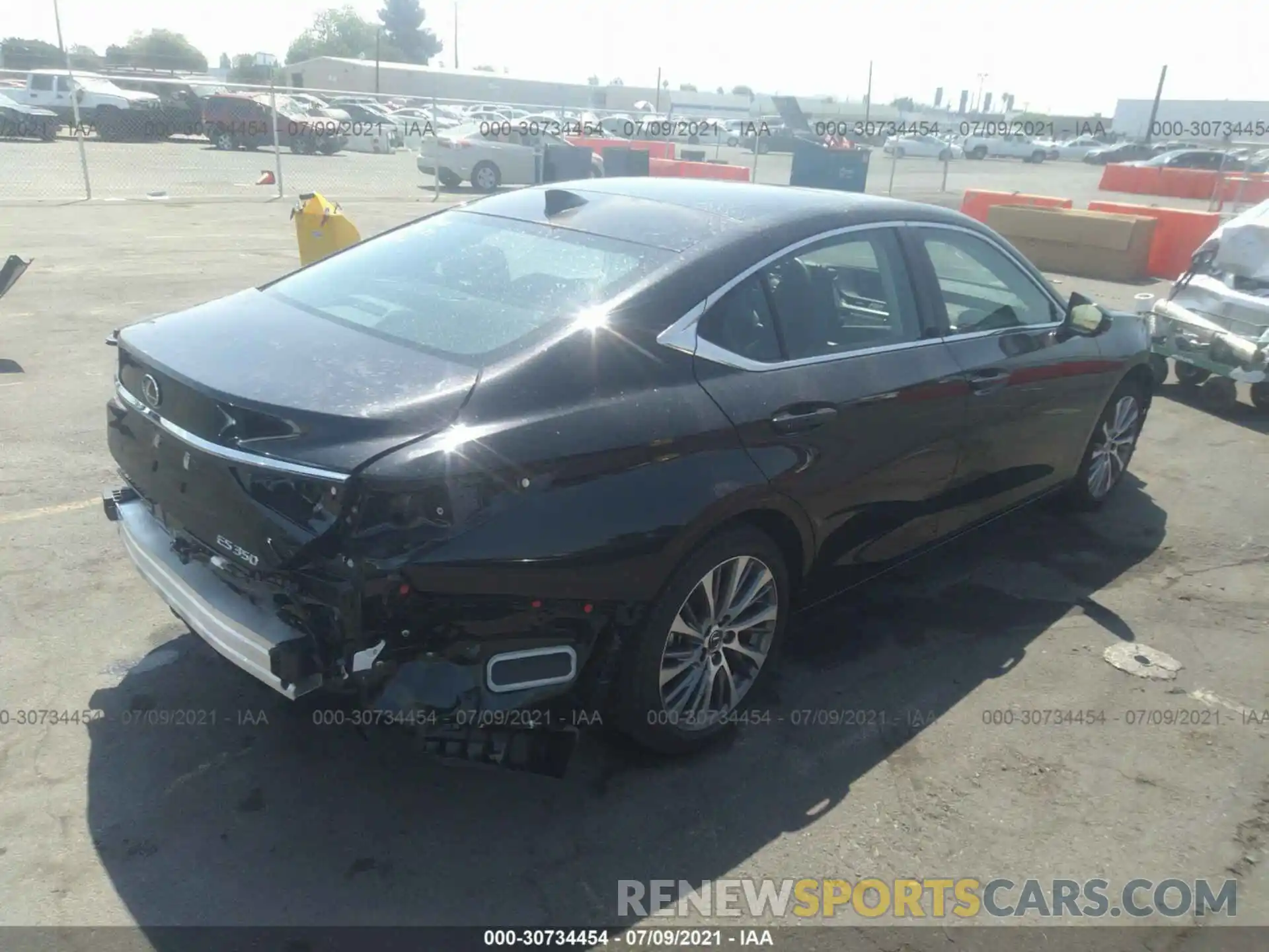 4 Photograph of a damaged car 58ADZ1B17LU060331 LEXUS ES 2020