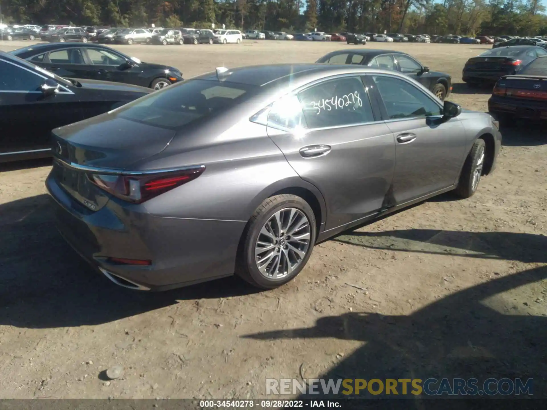 4 Photograph of a damaged car 58ADZ1B18LU057647 LEXUS ES 2020