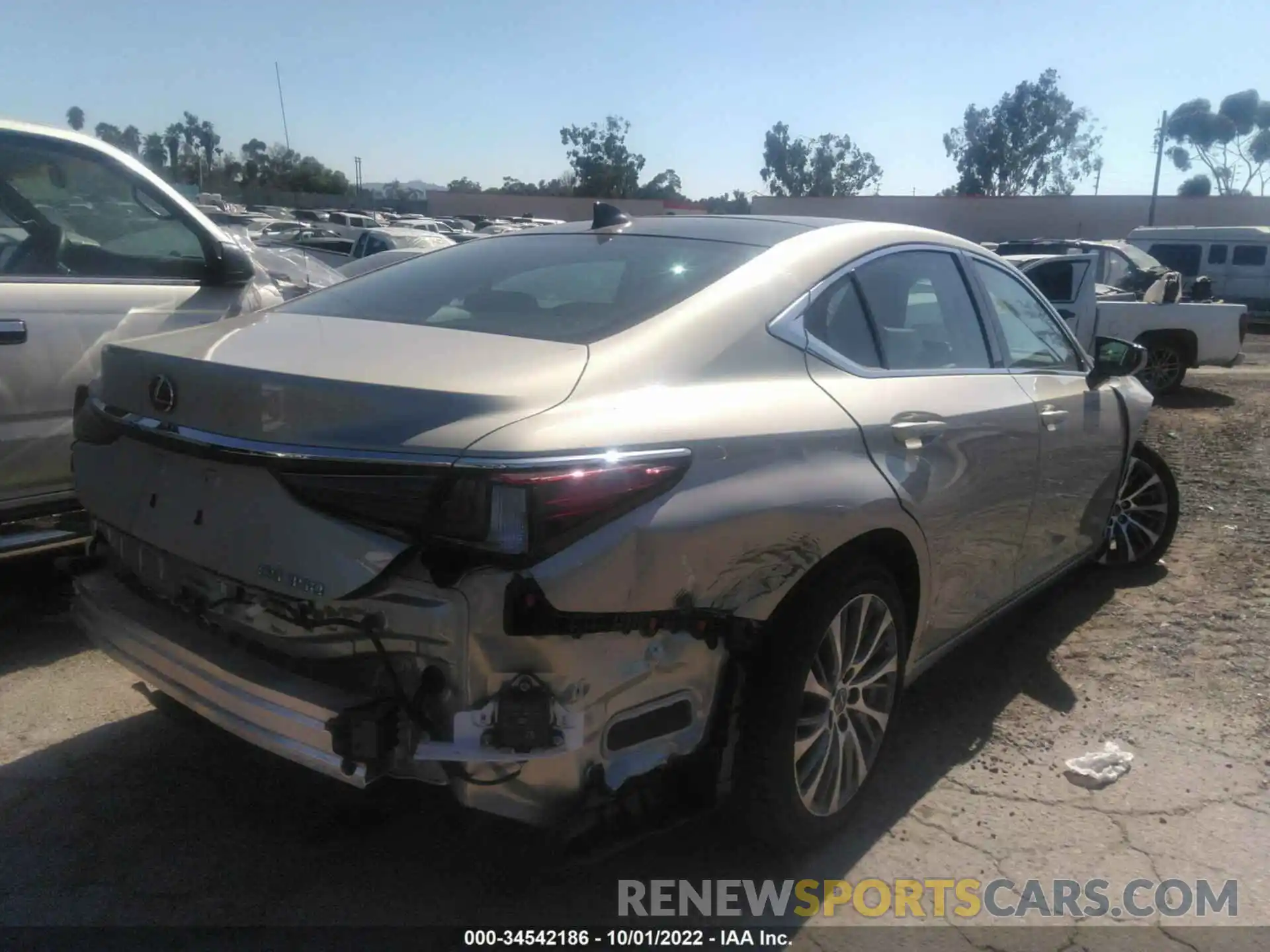 4 Photograph of a damaged car 58ADZ1B19LU064901 LEXUS ES 2020