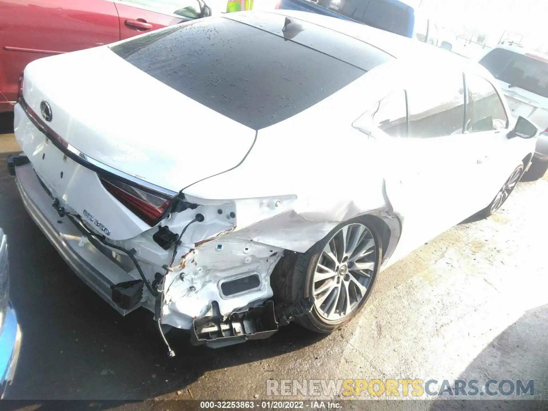 4 Photograph of a damaged car 58ADZ1B19LU075641 LEXUS ES 2020