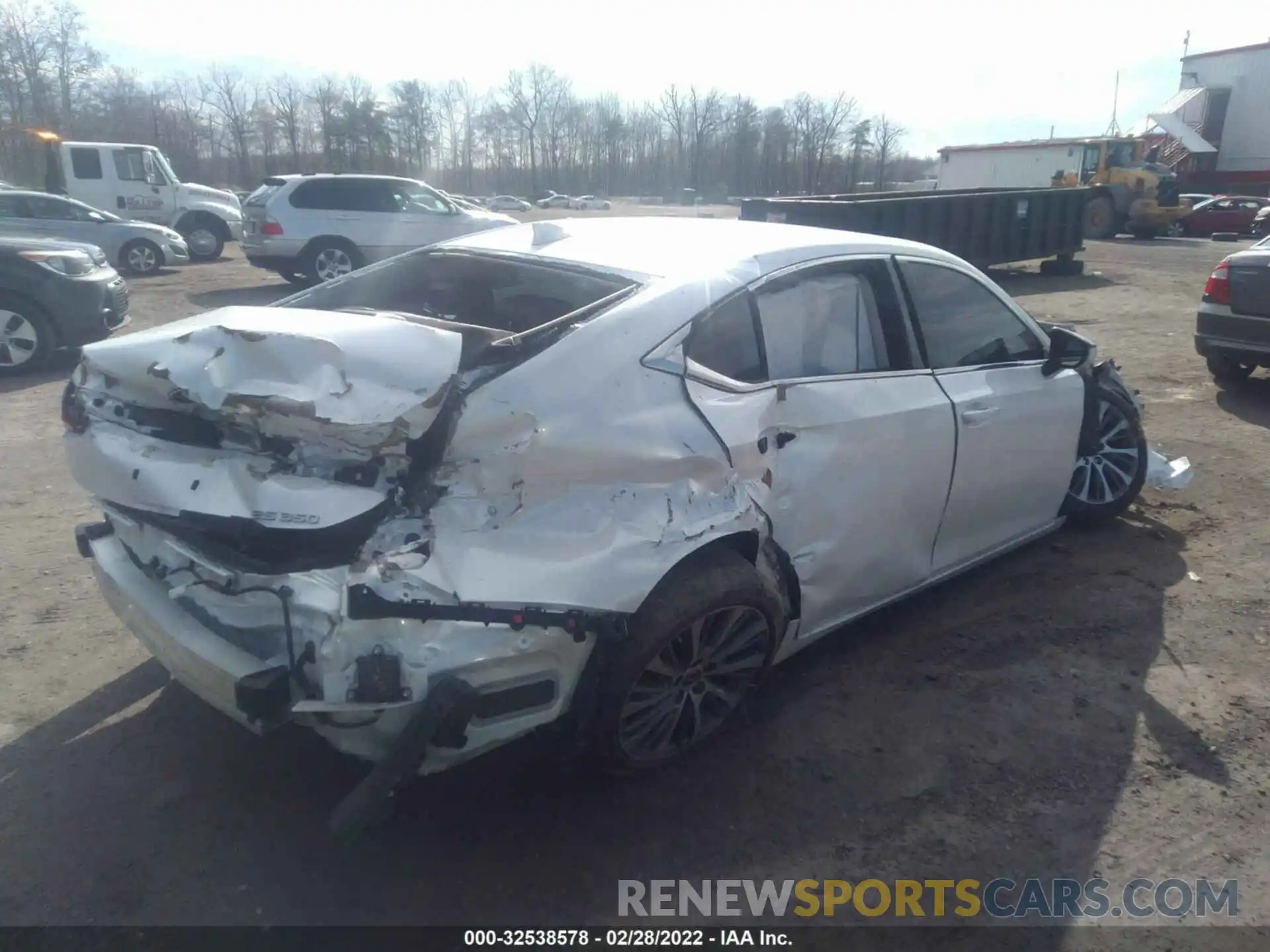 4 Photograph of a damaged car 58ADZ1B19LU081004 LEXUS ES 2020