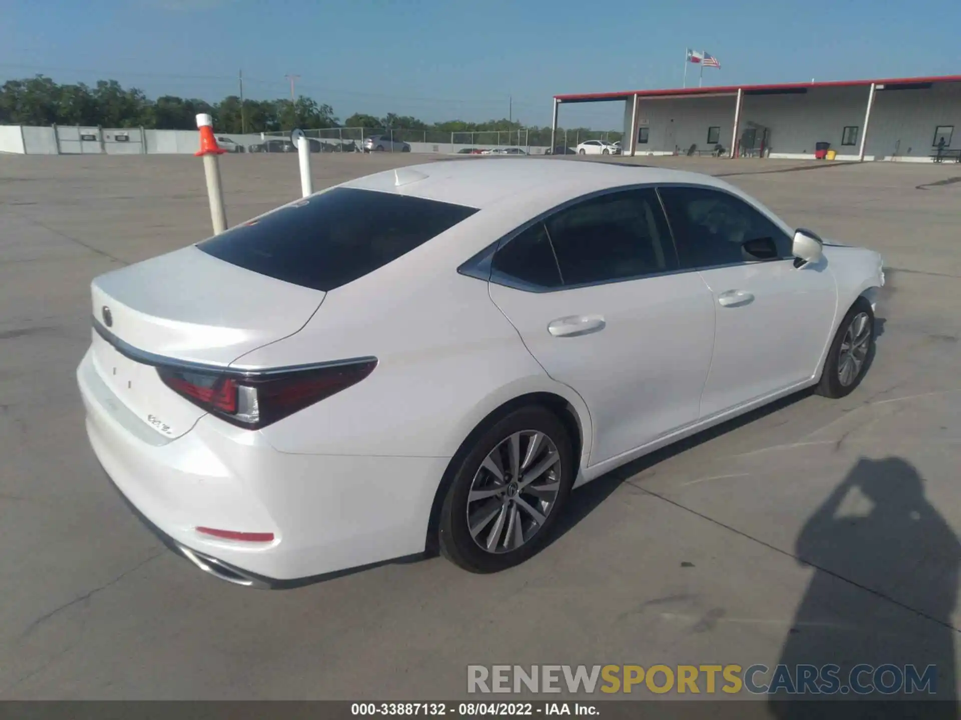 4 Photograph of a damaged car 58ADZ1B1XLU069539 LEXUS ES 2020