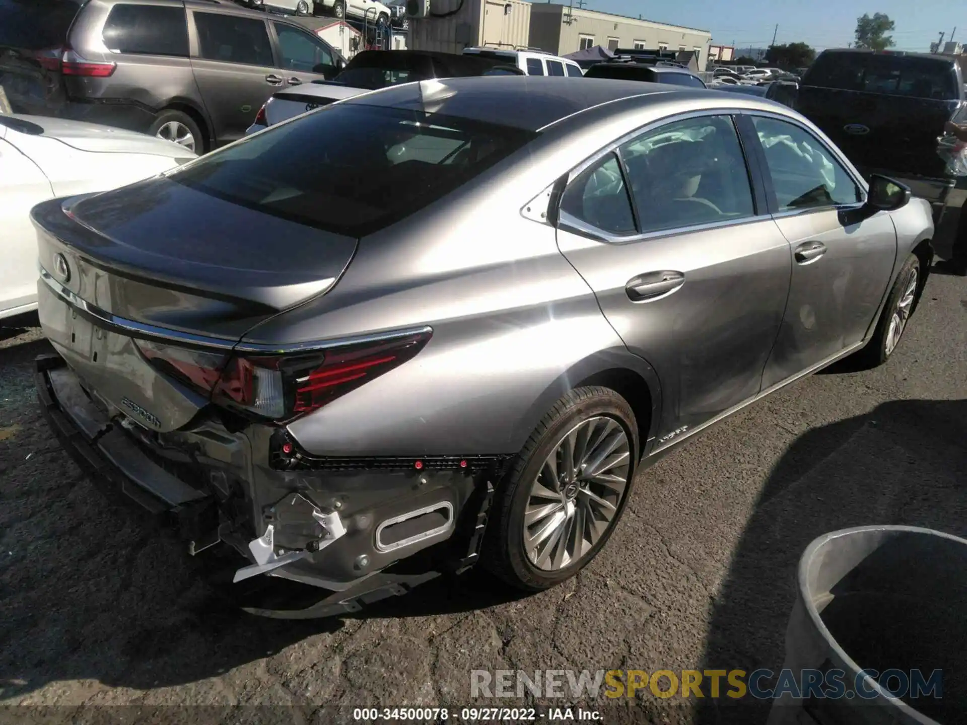 4 Photograph of a damaged car 58AE21B10LU012386 LEXUS ES 2020