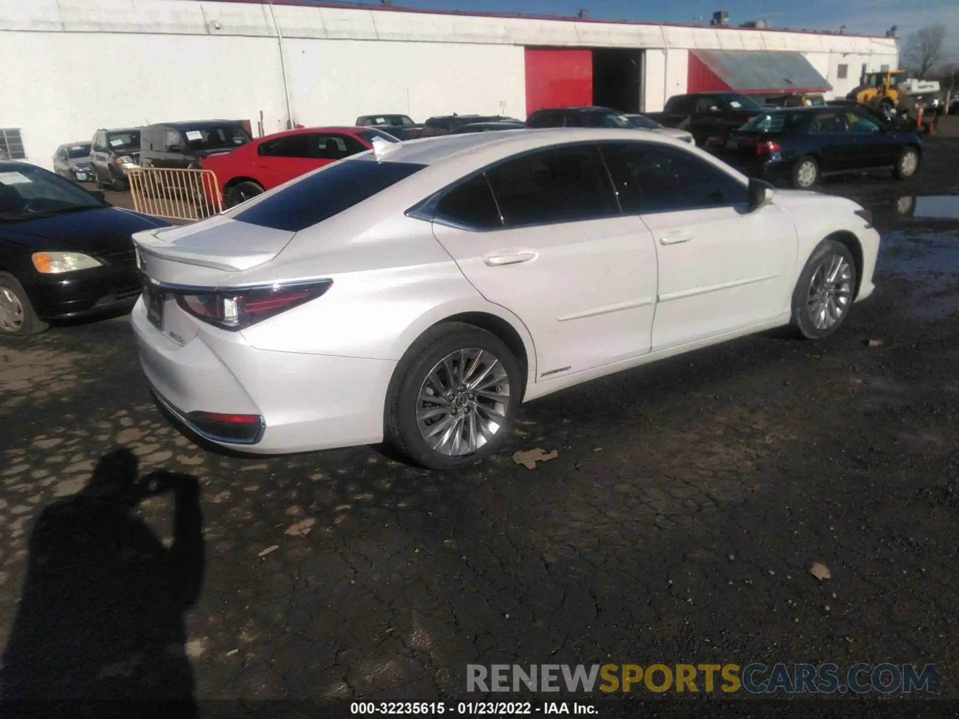 4 Photograph of a damaged car 58AE21B14LU008535 LEXUS ES 2020