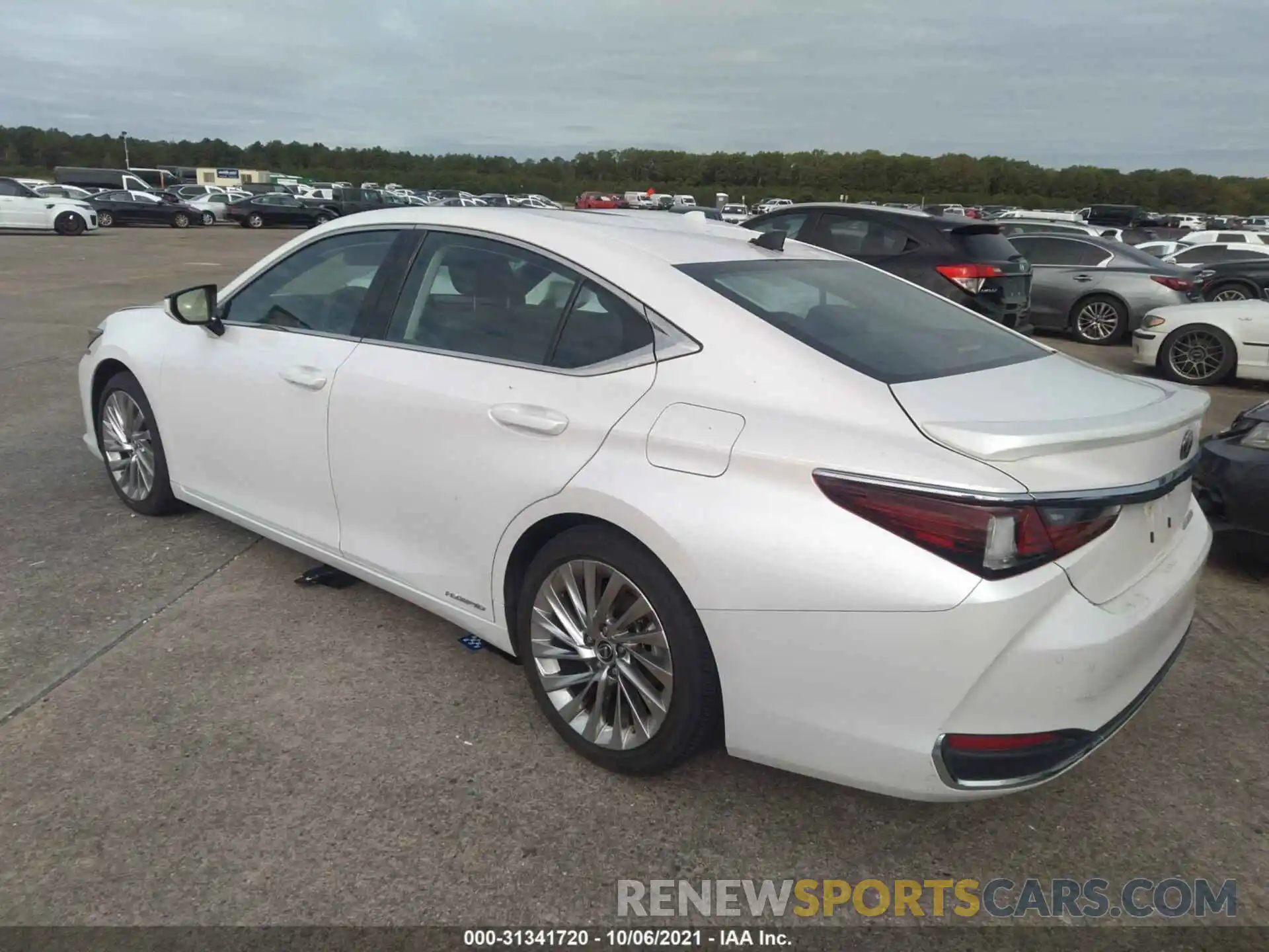 3 Photograph of a damaged car 58AE21B15LU010763 LEXUS ES 2020