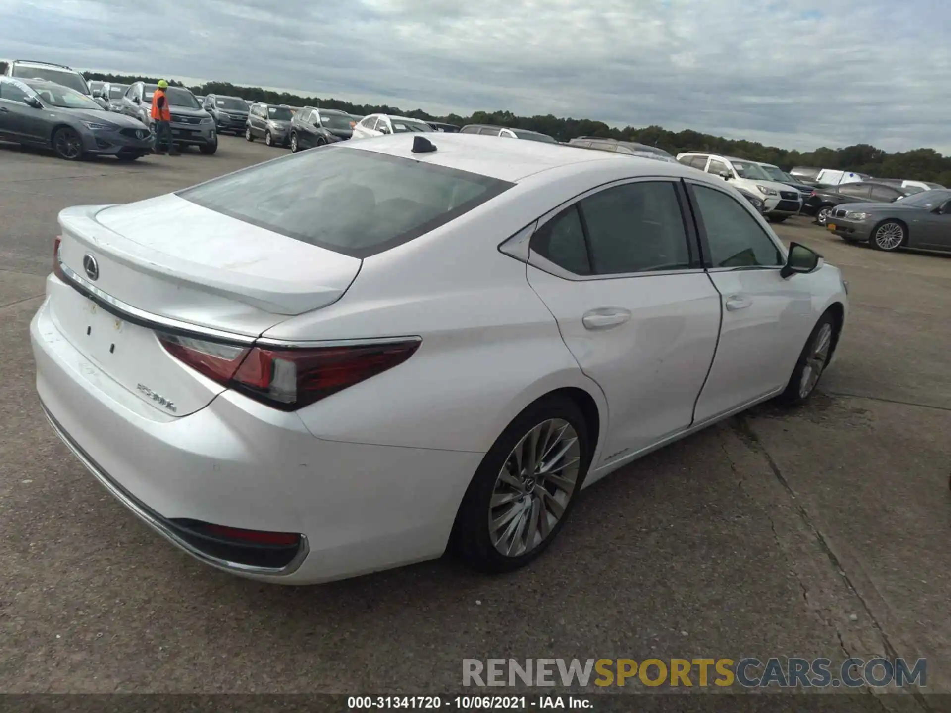 4 Photograph of a damaged car 58AE21B15LU010763 LEXUS ES 2020