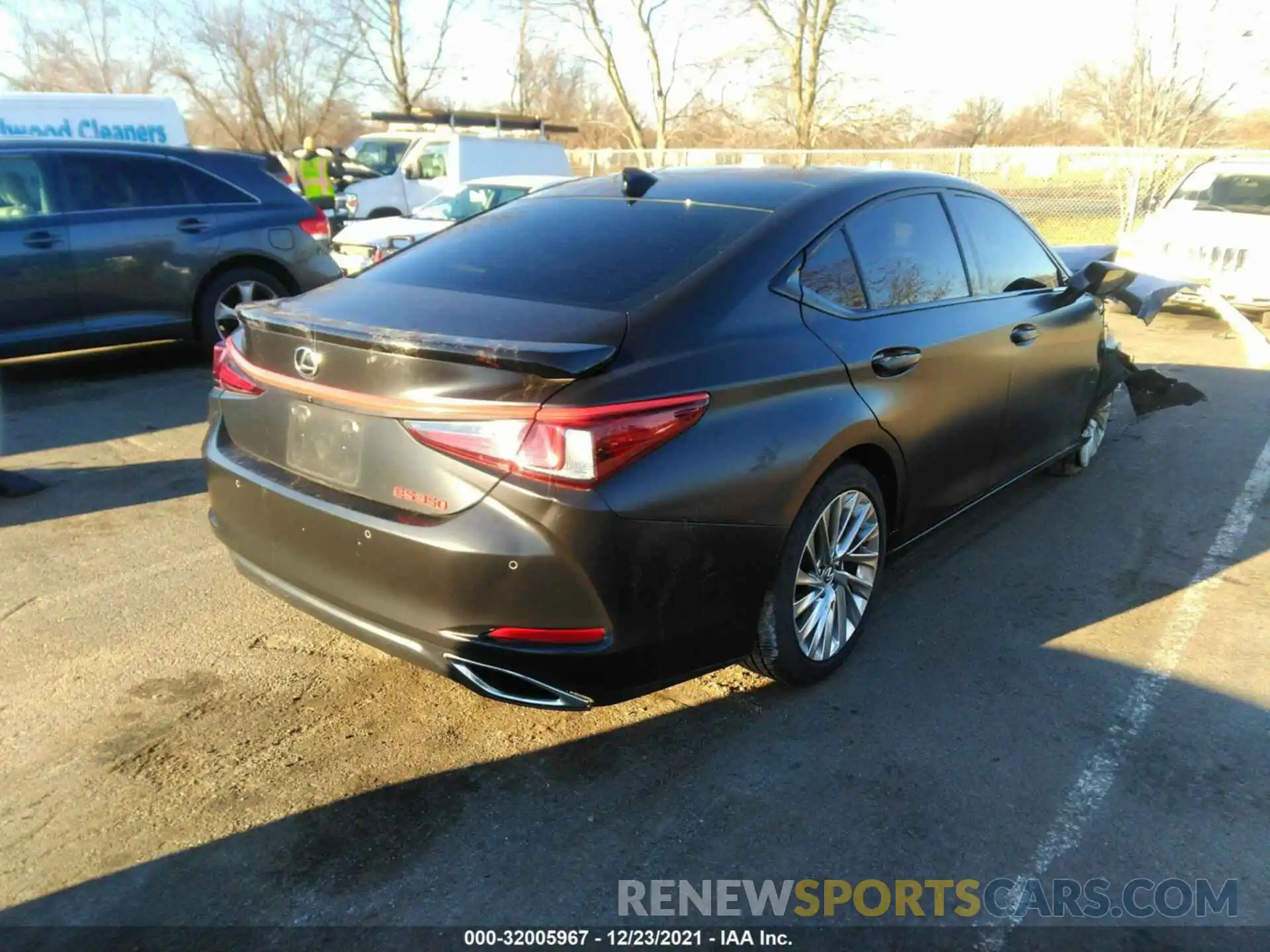 4 Photograph of a damaged car 58AEZ1B10LU070381 LEXUS ES 2020