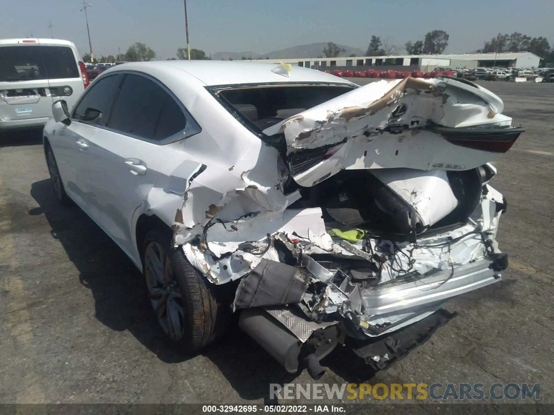 3 Photograph of a damaged car 58AGZ1B11LU071063 LEXUS ES 2020