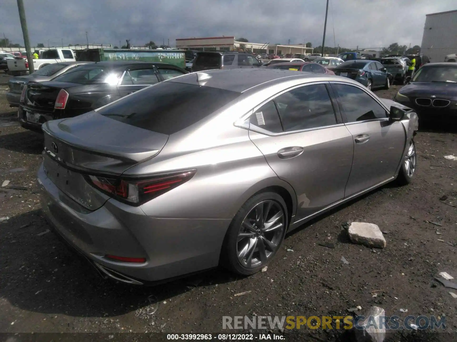 4 Photograph of a damaged car 58AGZ1B12LU062159 LEXUS ES 2020