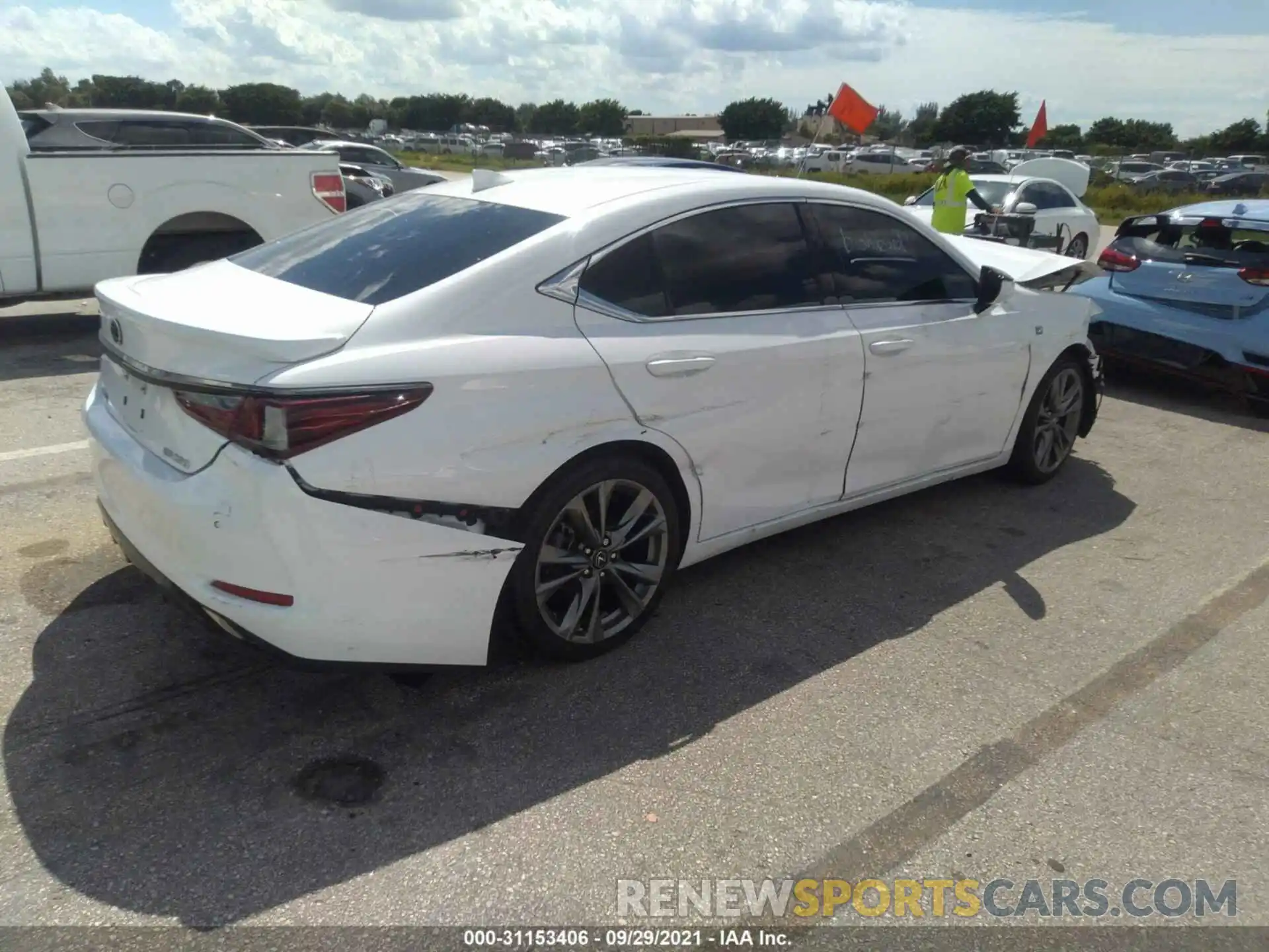 4 Photograph of a damaged car 58AGZ1B14LU081313 LEXUS ES 2020