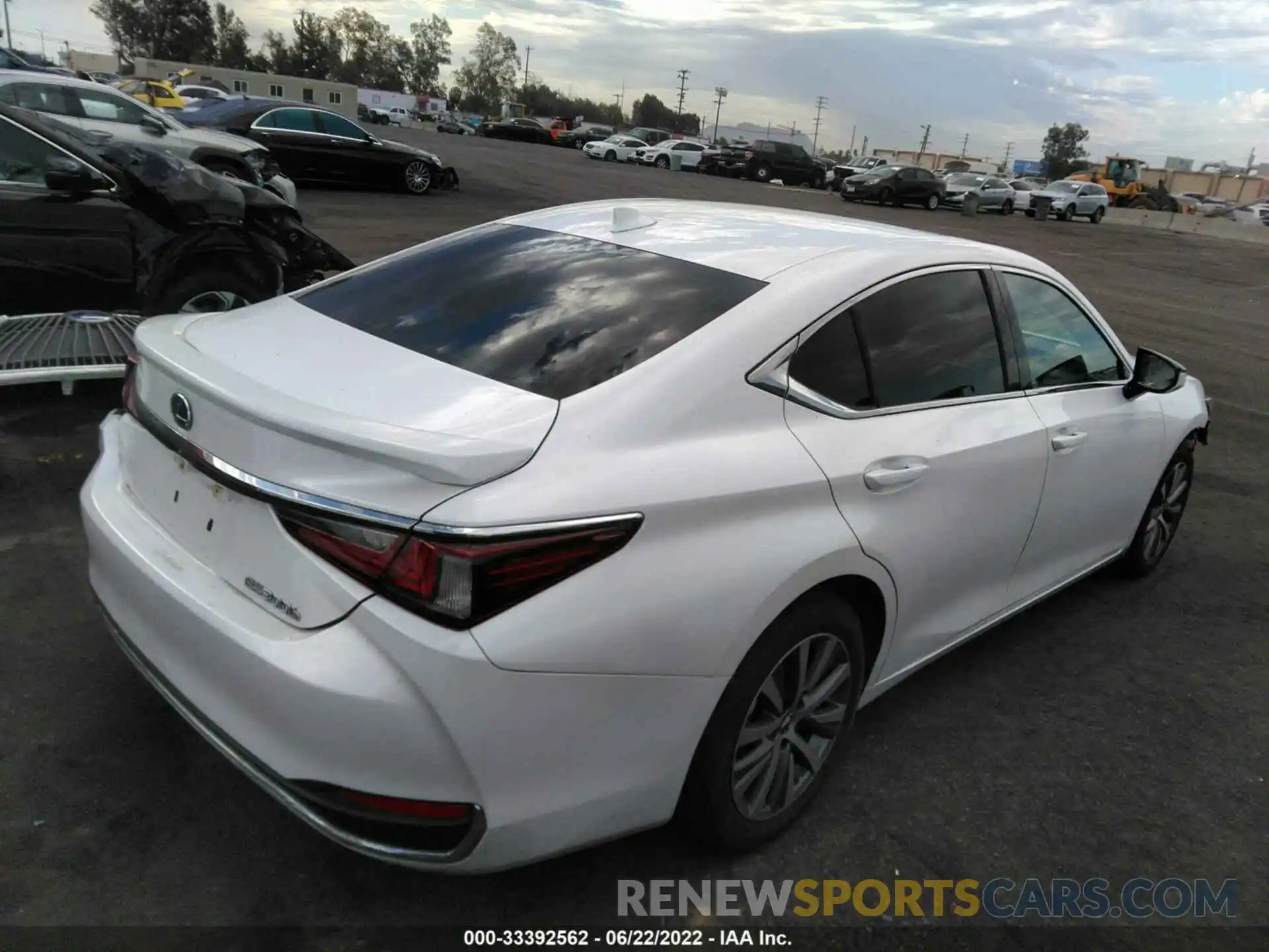 4 Photograph of a damaged car 58ACA1C12MU001917 LEXUS ES 2021