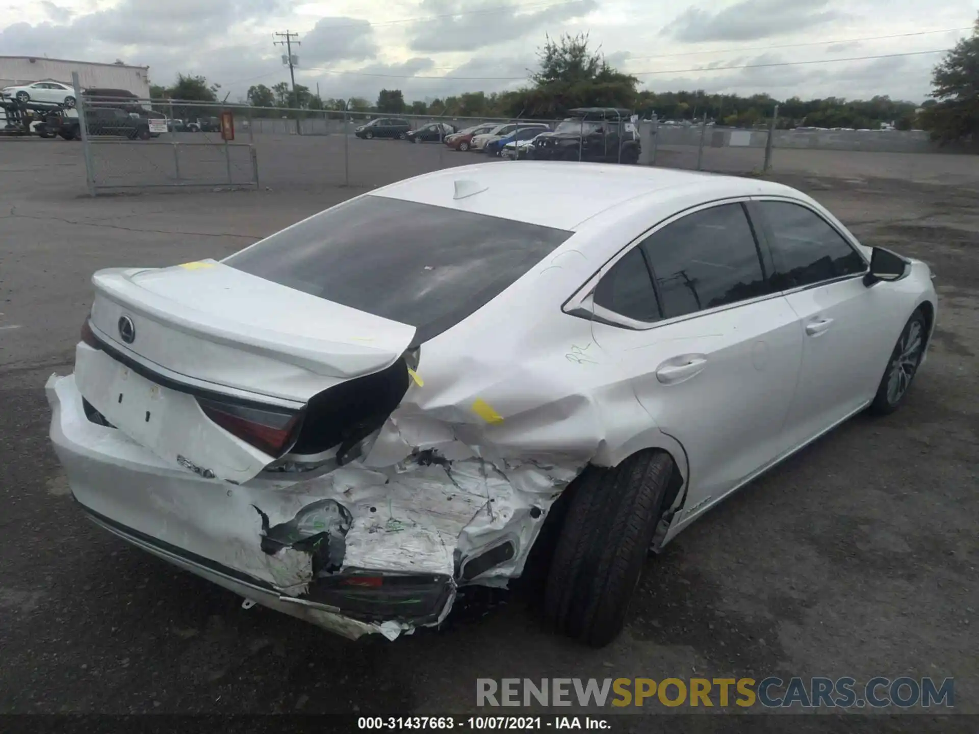 4 Photograph of a damaged car 58ADA1C10MU008398 LEXUS ES 2021