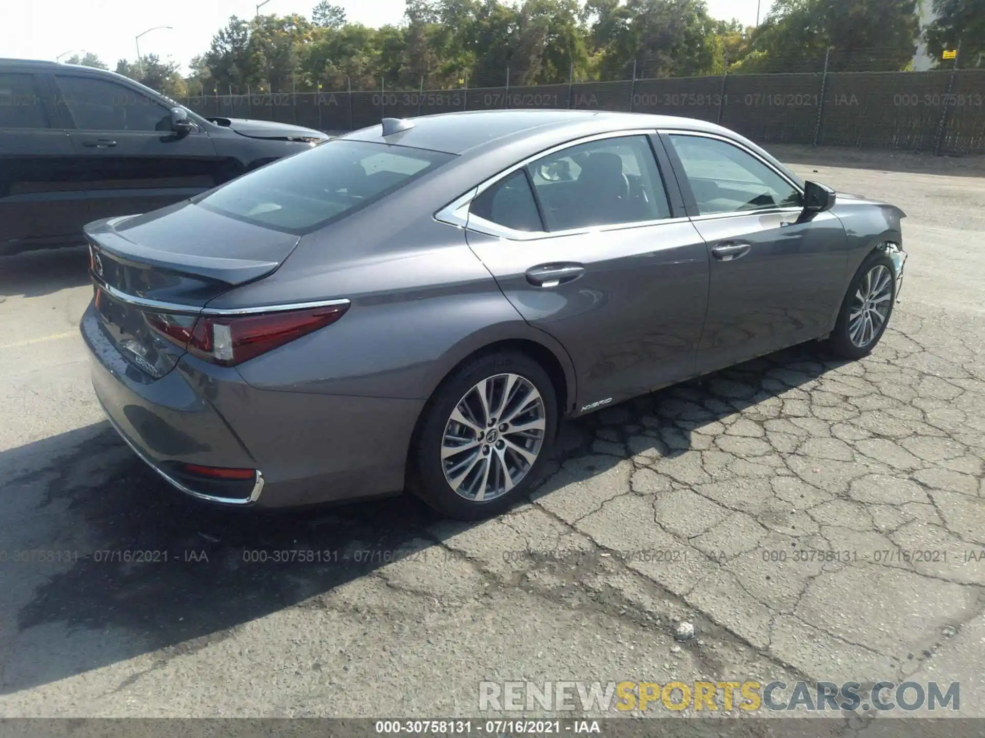 4 Photograph of a damaged car 58ADA1C11MU006840 LEXUS ES 2021