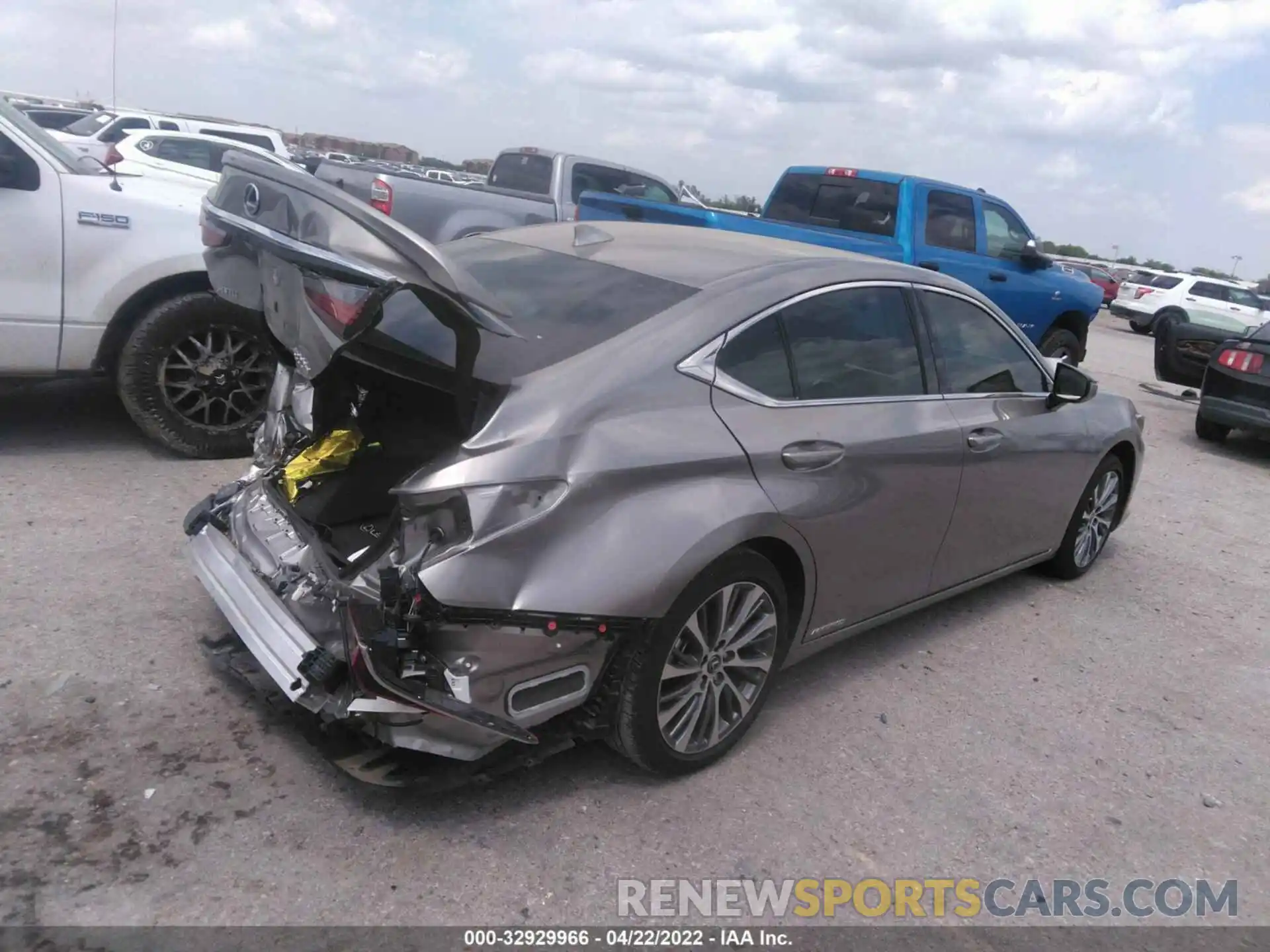 4 Photograph of a damaged car 58ADA1C14MU003334 LEXUS ES 2021