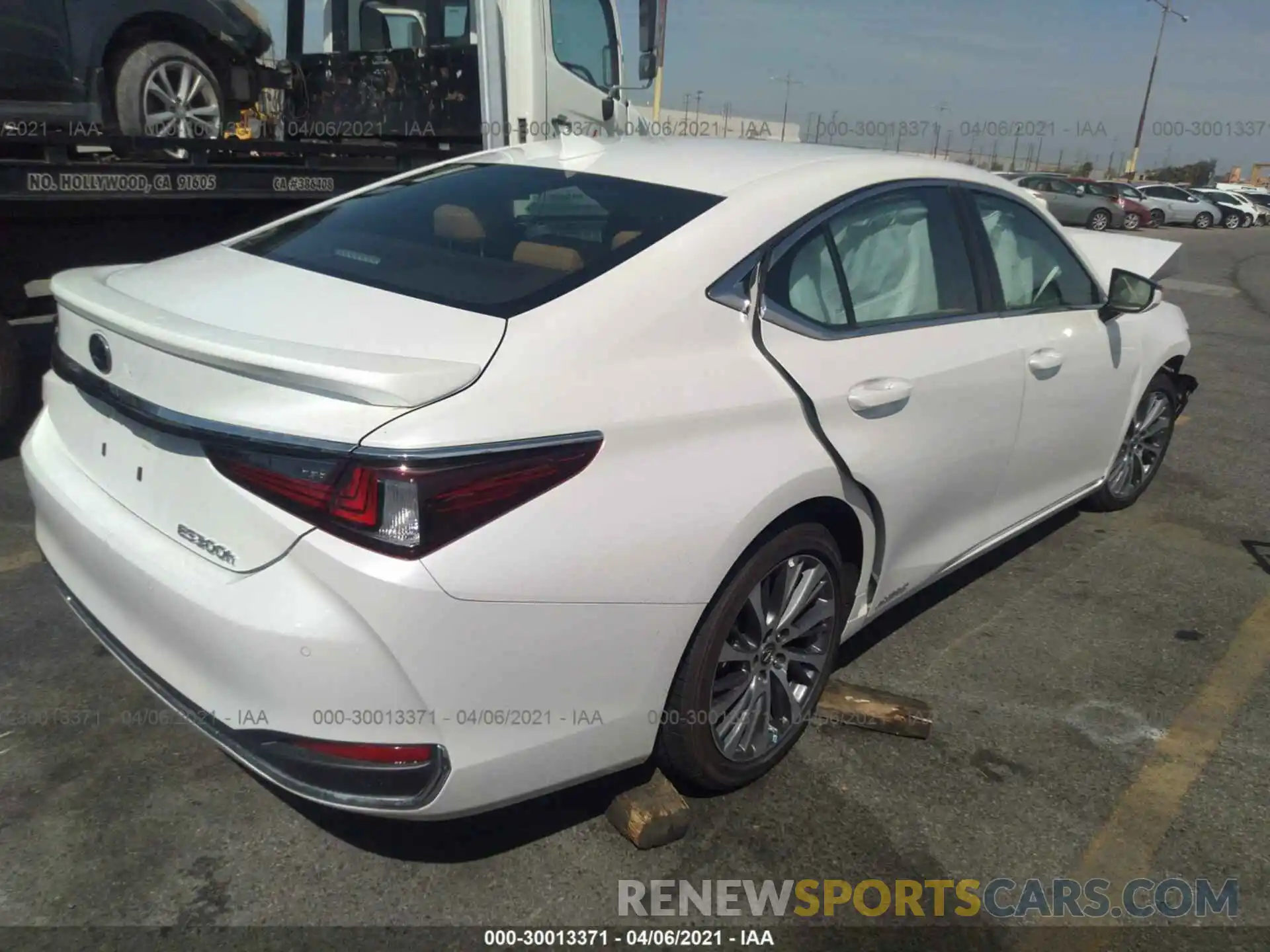 4 Photograph of a damaged car 58ADA1C14MU003379 LEXUS ES 2021