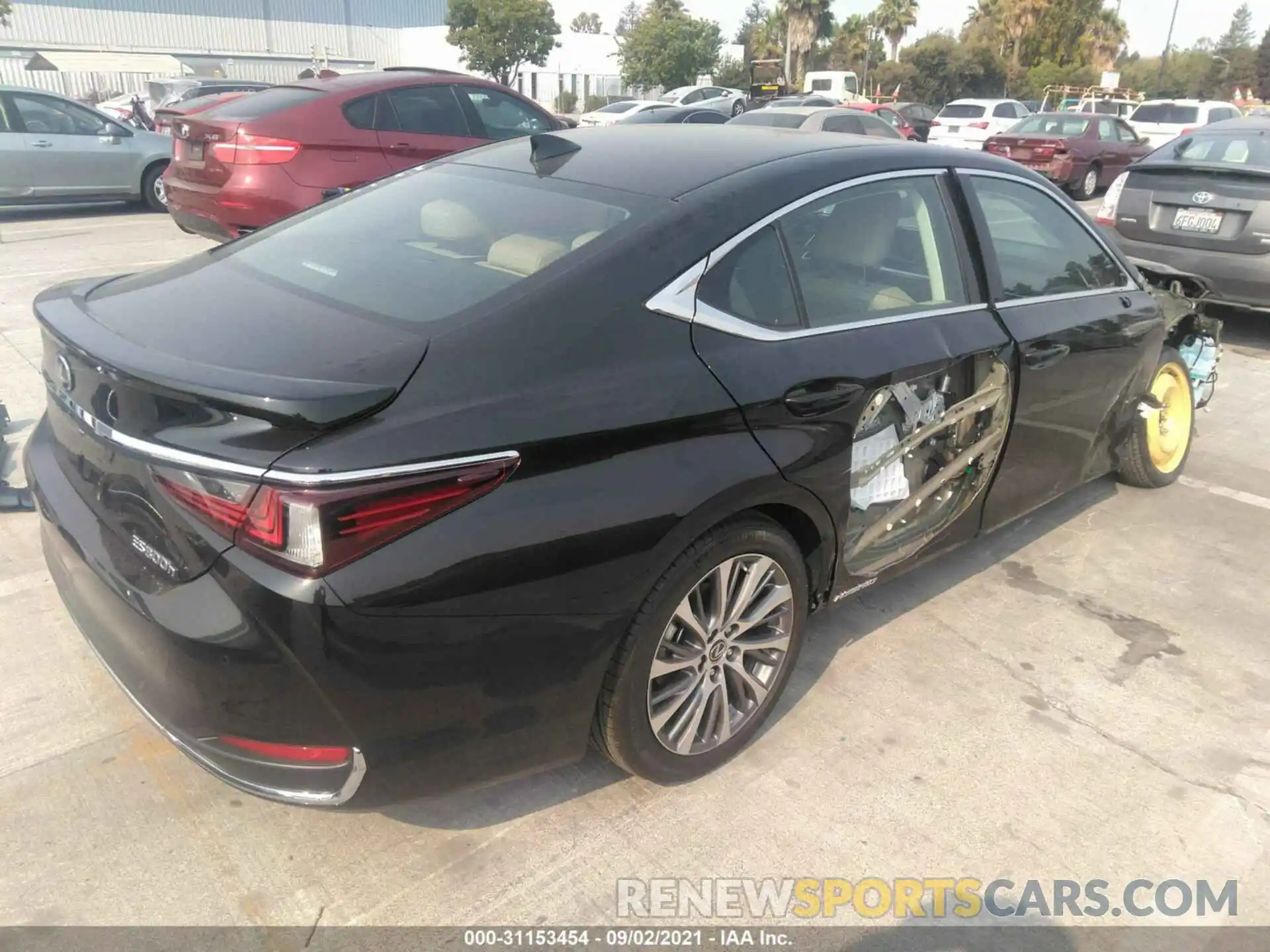 4 Photograph of a damaged car 58ADA1C1XMU007775 LEXUS ES 2021