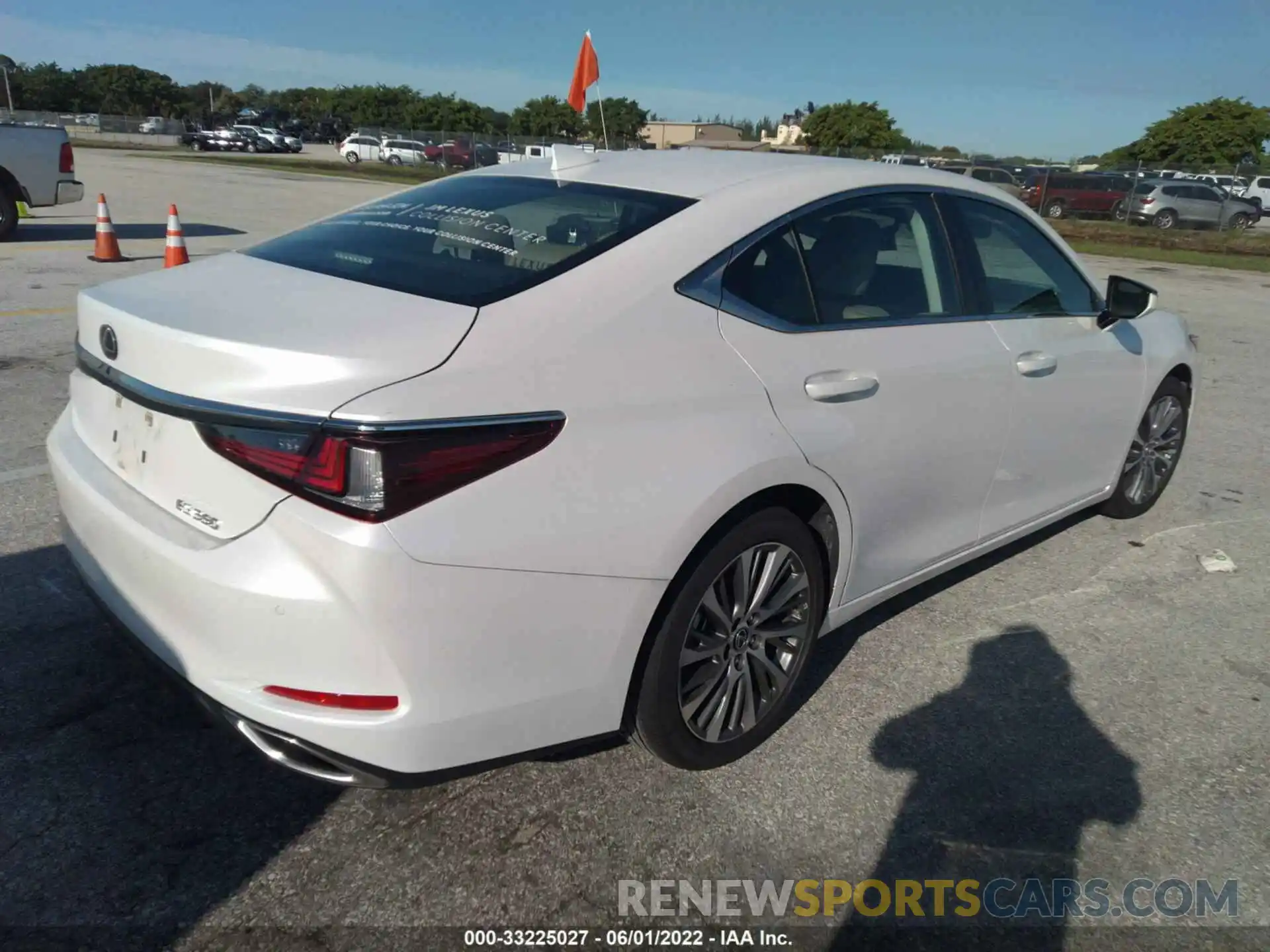 4 Photograph of a damaged car 58ADZ1B14MU105095 LEXUS ES 2021