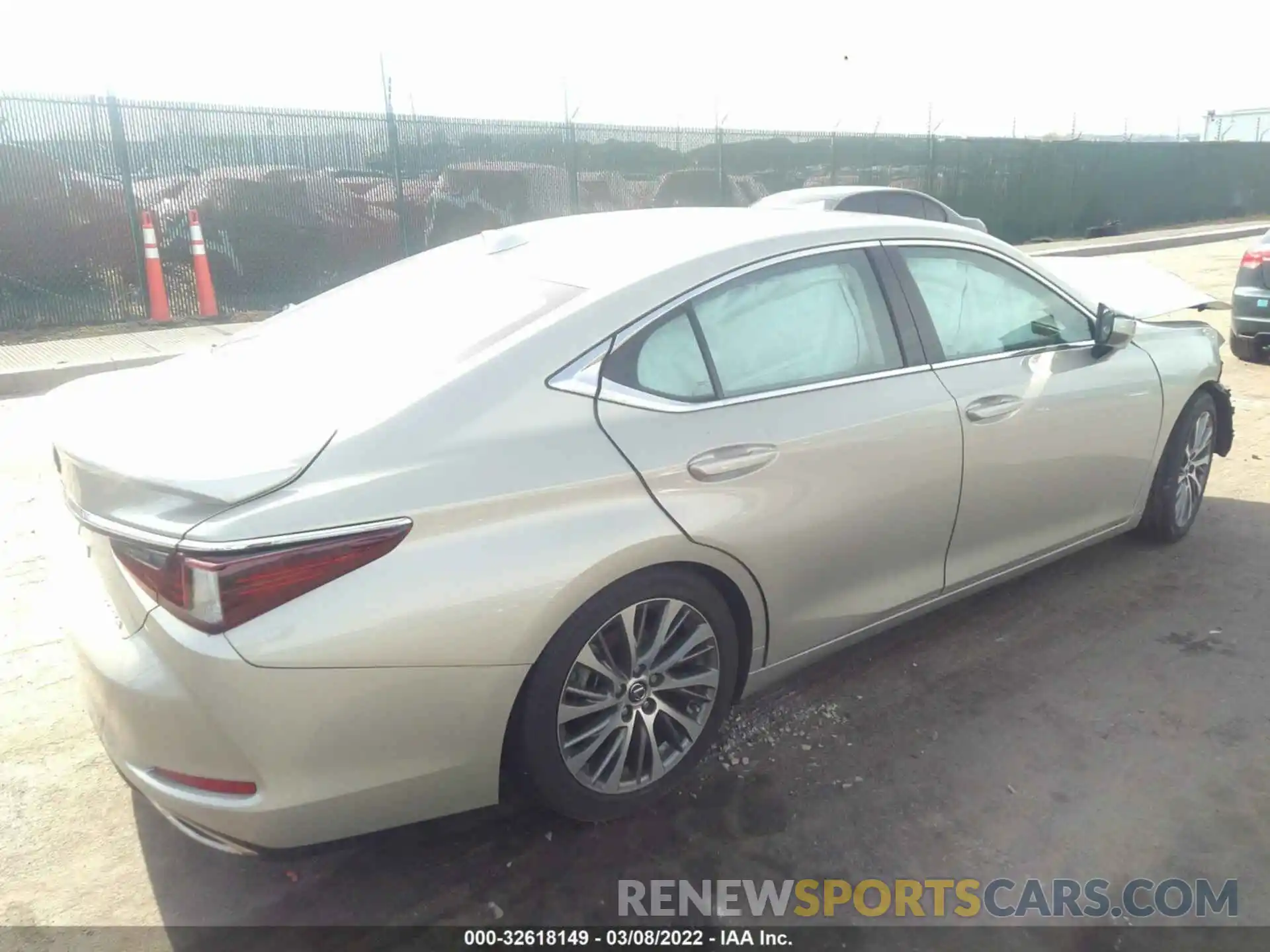 4 Photograph of a damaged car 58ADZ1B17MU092603 LEXUS ES 2021