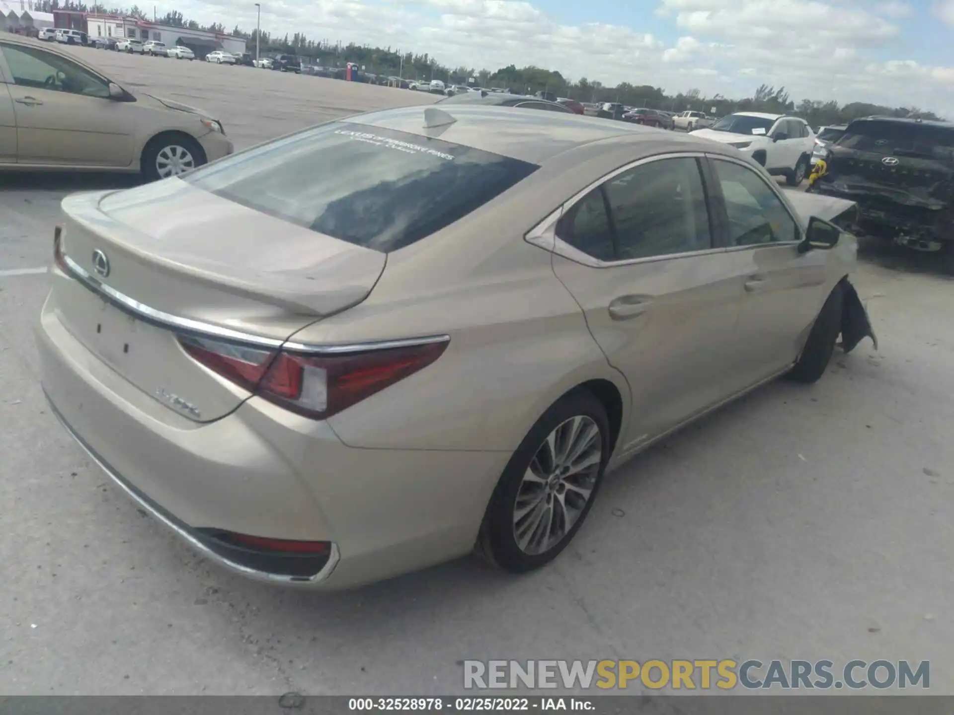 4 Photograph of a damaged car 58AEA1C19MU004550 LEXUS ES 2021