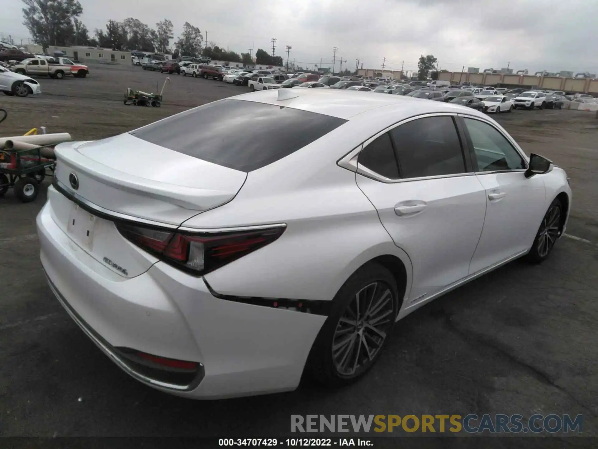 4 Photograph of a damaged car 58ADA1C13NU020482 LEXUS ES 2022