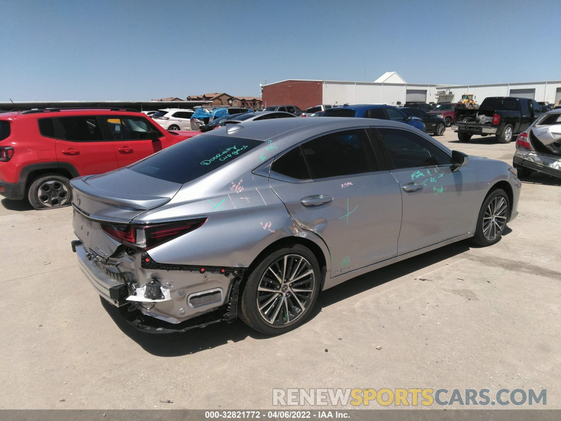 4 Photograph of a damaged car 58ADA1C1XNU016283 LEXUS ES 2022