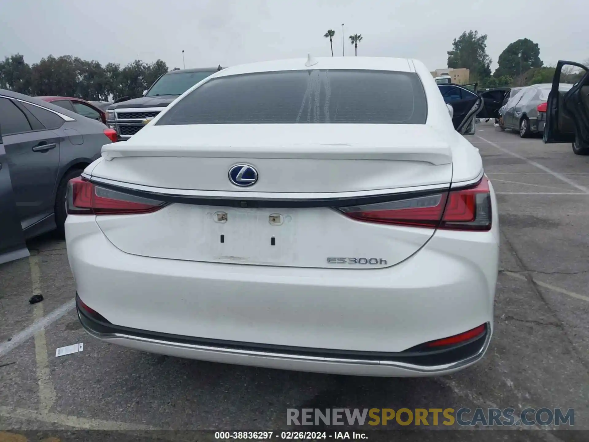 16 Photograph of a damaged car 58ACA1C10MU010499 LEXUS ES 300H 2021