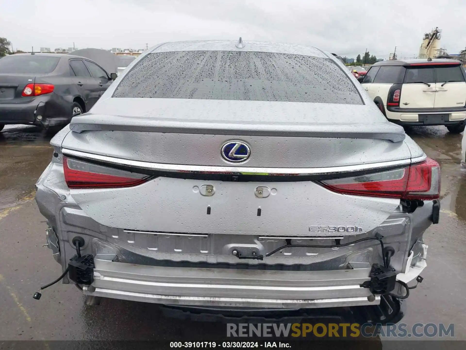 17 Photograph of a damaged car 58ACA1C19NU013127 LEXUS ES 300H 2022