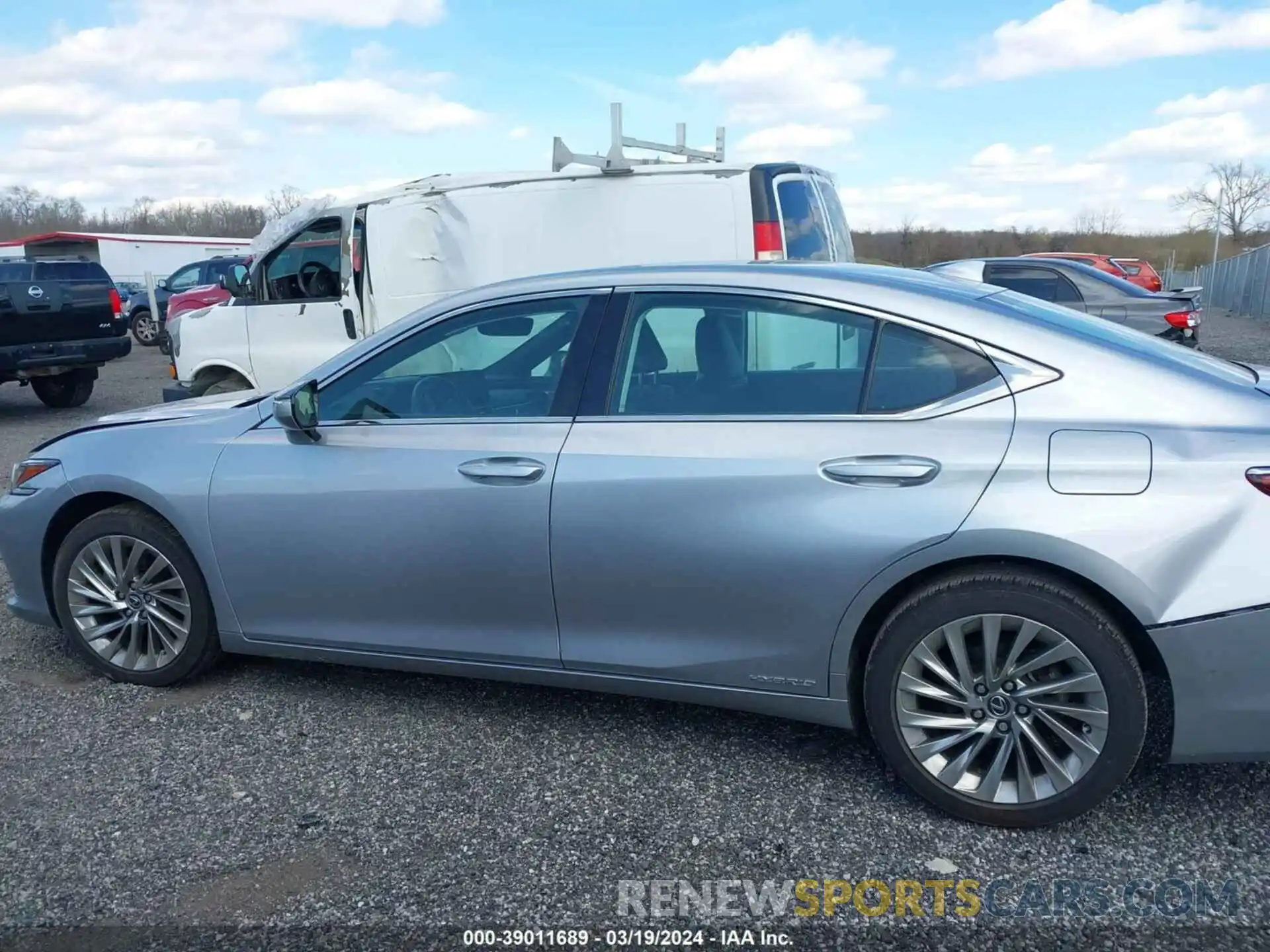 14 Photograph of a damaged car 58AEA1C19NU013931 LEXUS ES 300H 2022