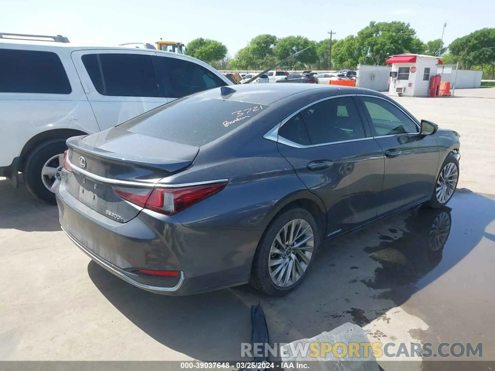 4 Photograph of a damaged car 58AFA1C12NU026136 LEXUS ES 300H 2022