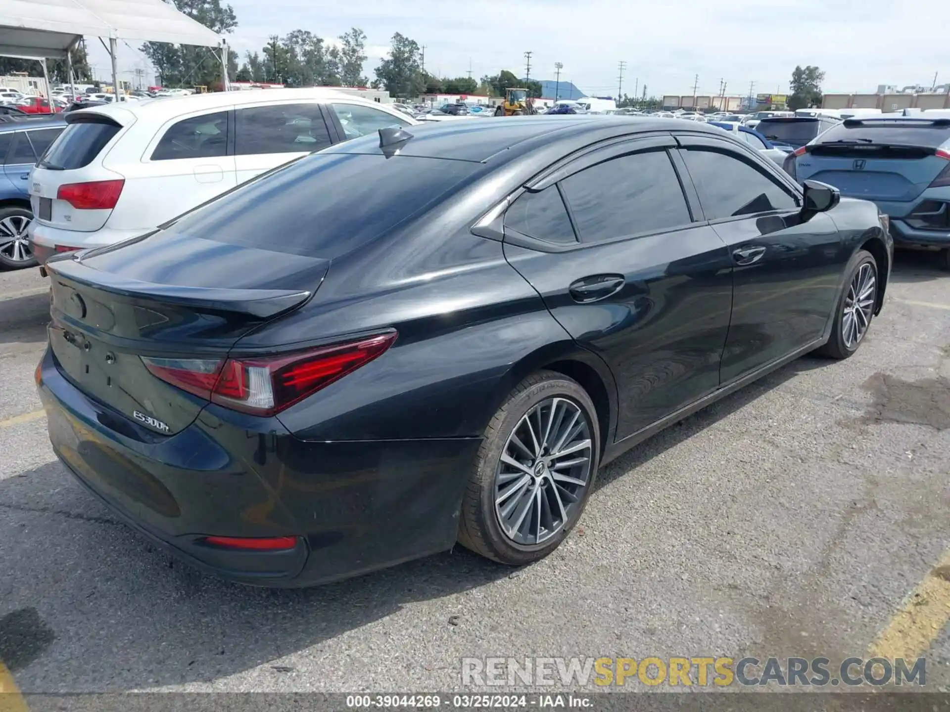 4 Photograph of a damaged car 58ADA1C10PU030969 LEXUS ES 300H 2023