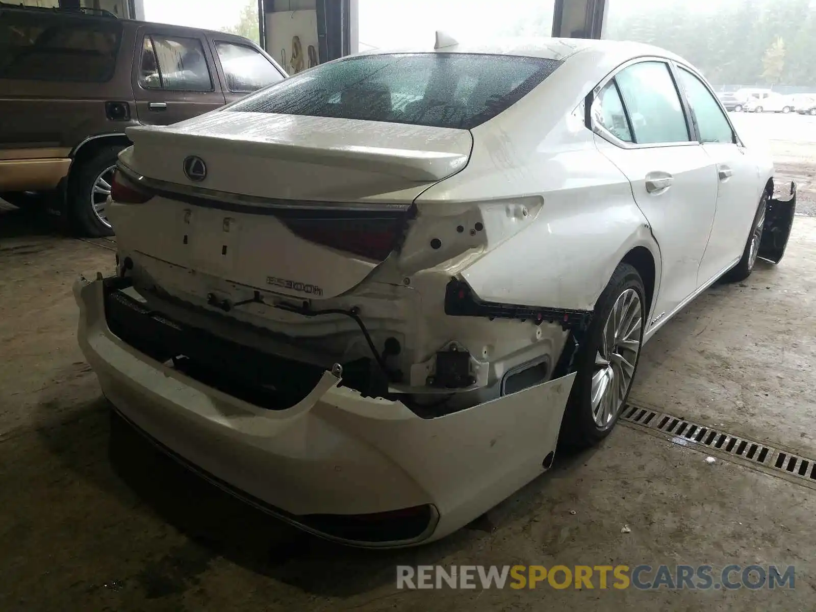 4 Photograph of a damaged car 58AE21B17LU004544 LEXUS ES 300H LU 2020