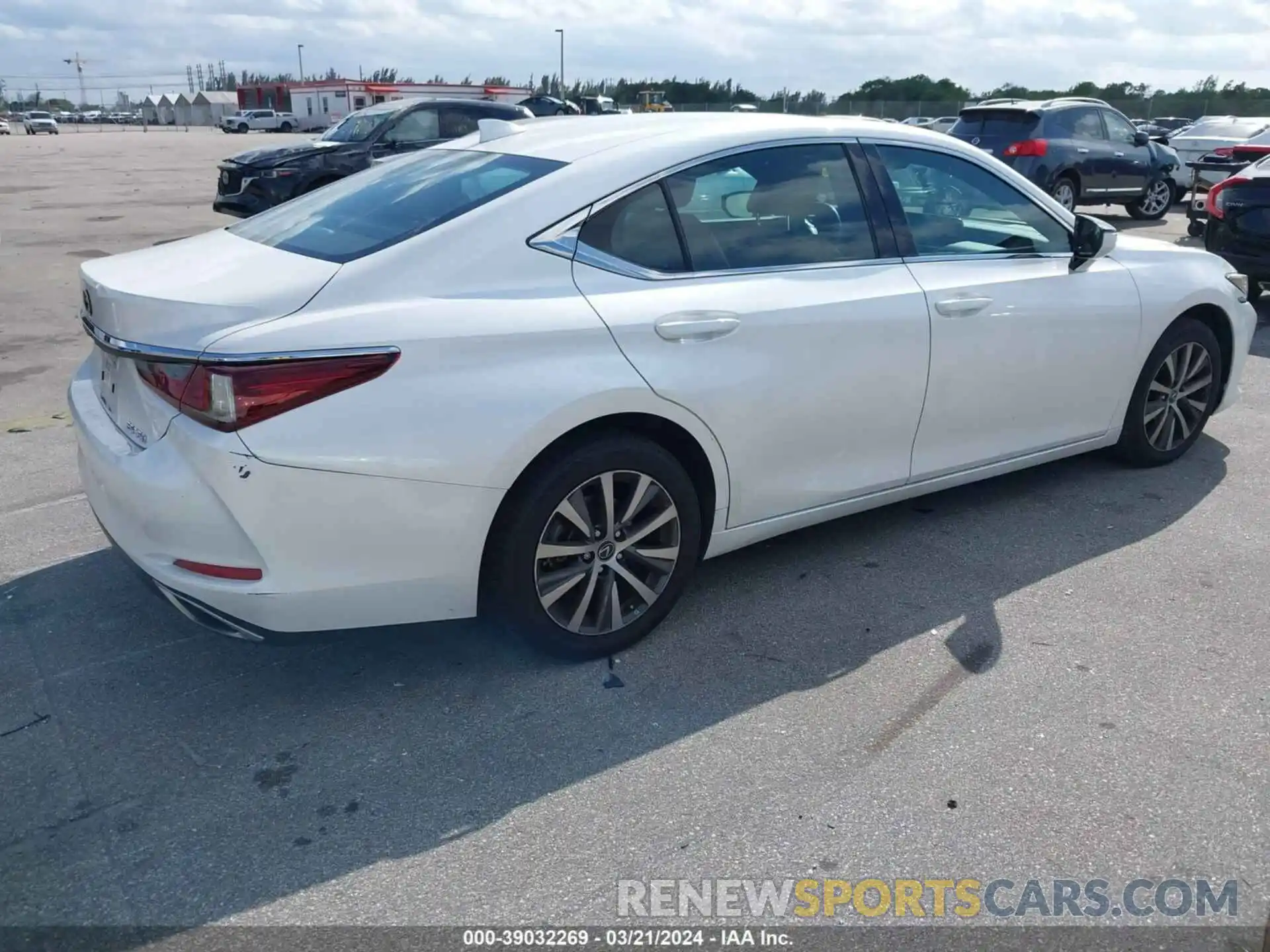 4 Photograph of a damaged car 58ABZ1B15KU044408 LEXUS ES 350 2019