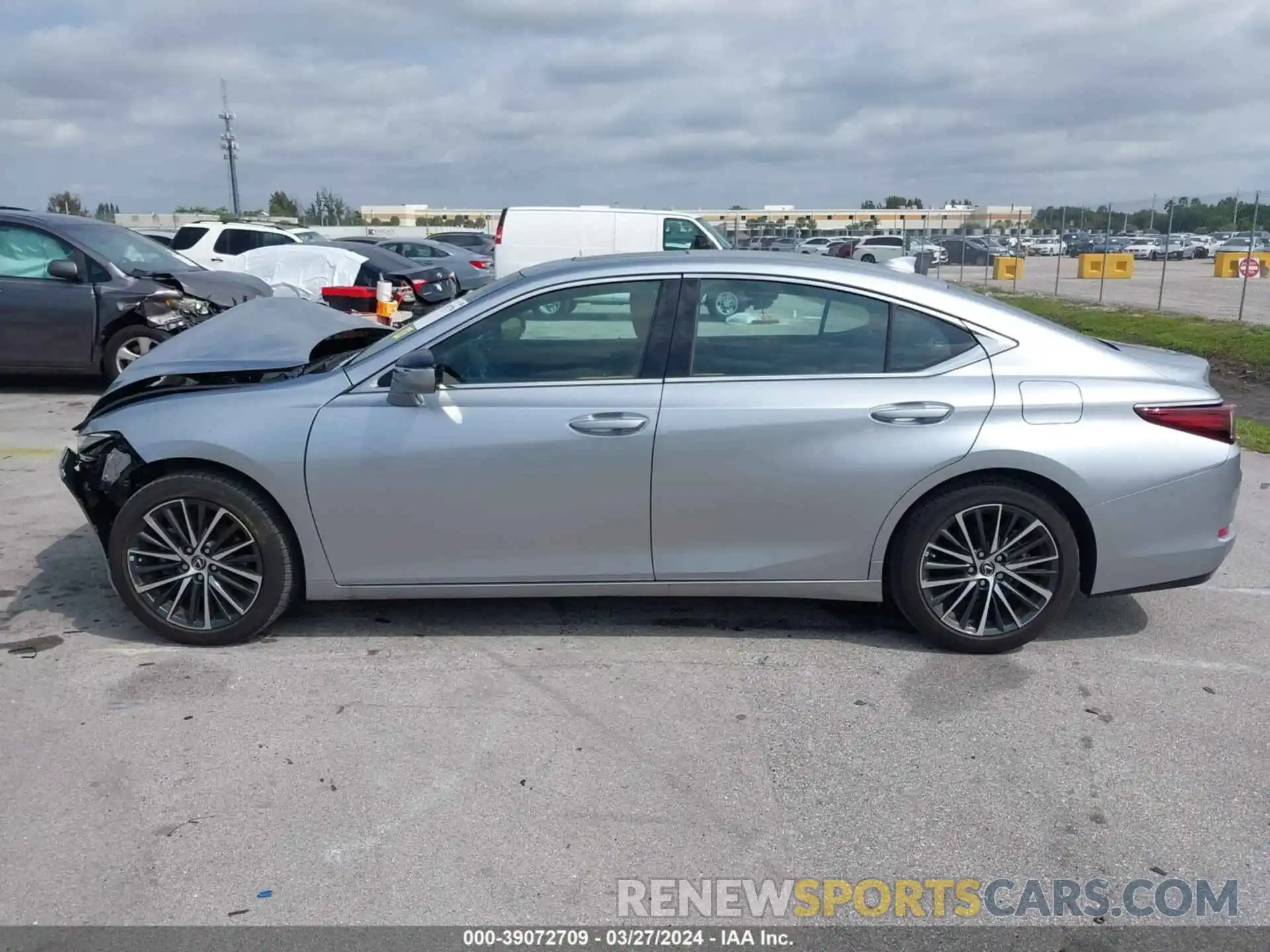 14 Photograph of a damaged car 58ADZ1B17NU119400 LEXUS ES 350 2022