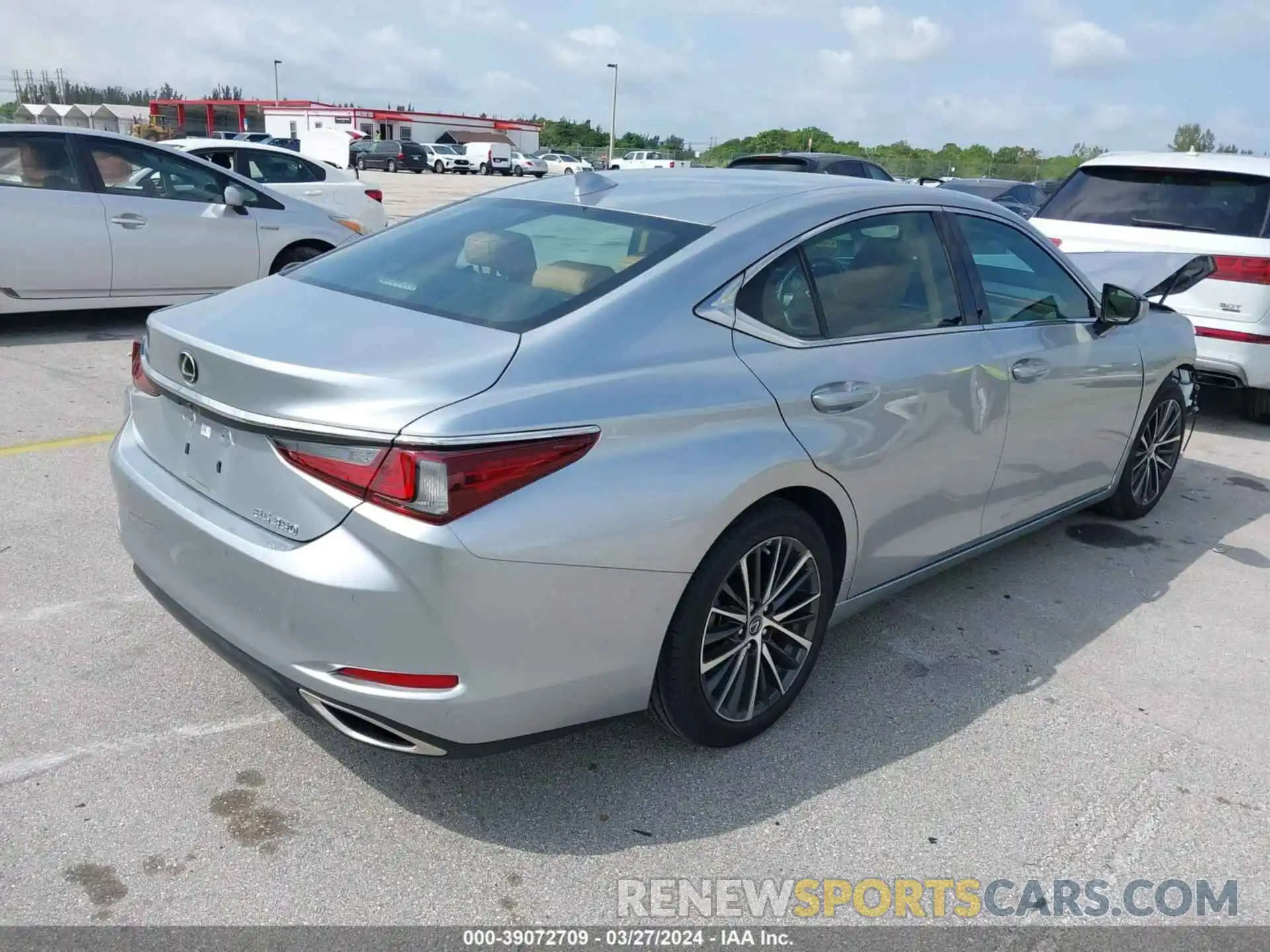 4 Photograph of a damaged car 58ADZ1B17NU119400 LEXUS ES 350 2022