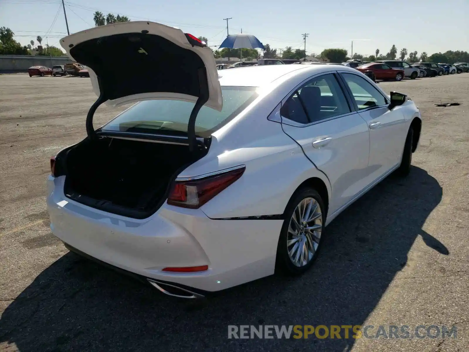 4 Photograph of a damaged car 58AEZ1B16LU055562 LEXUS ES 350 LUX 2020