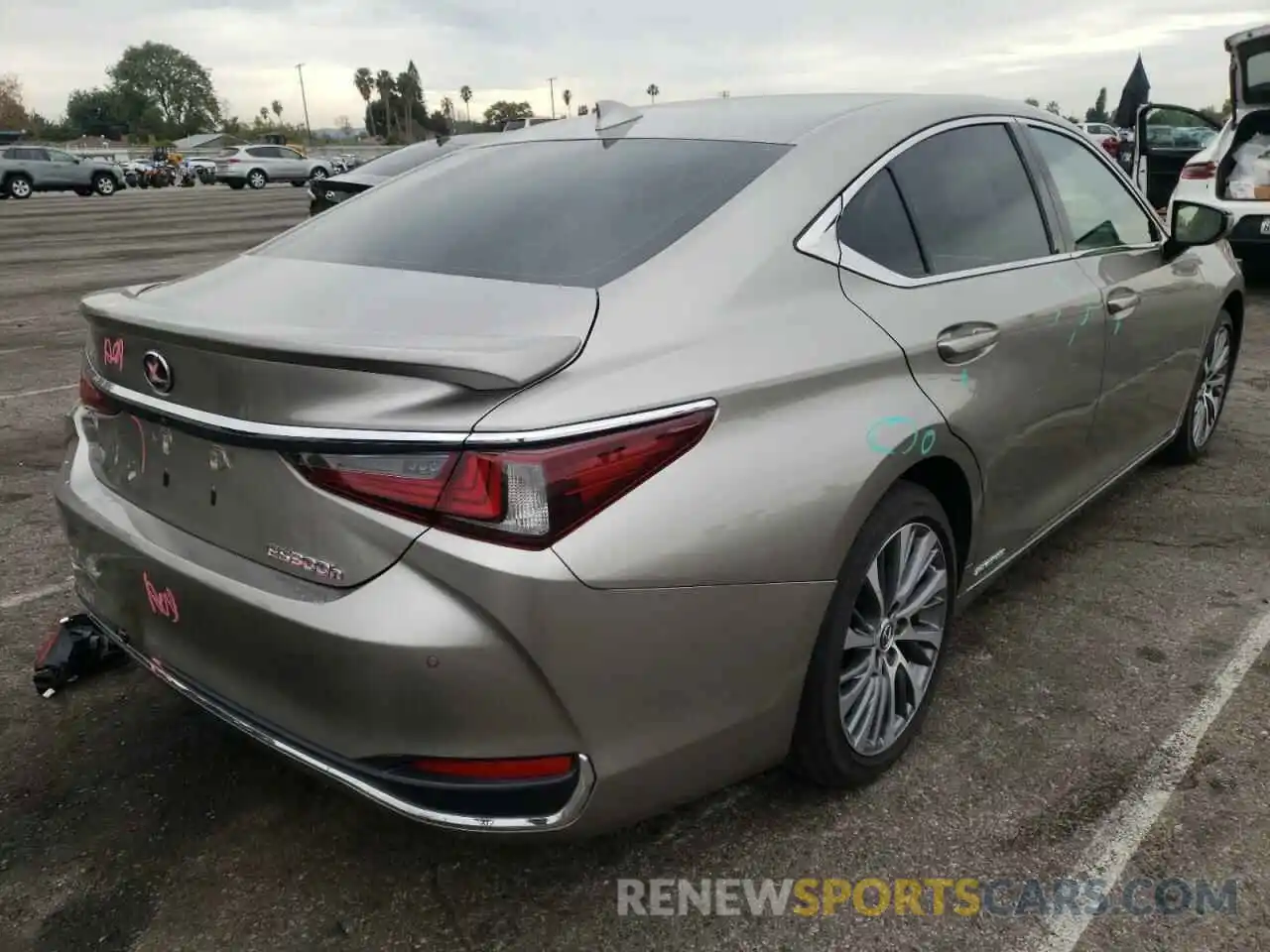 4 Photograph of a damaged car 58AB21B11KU001463 LEXUS ES300 2019