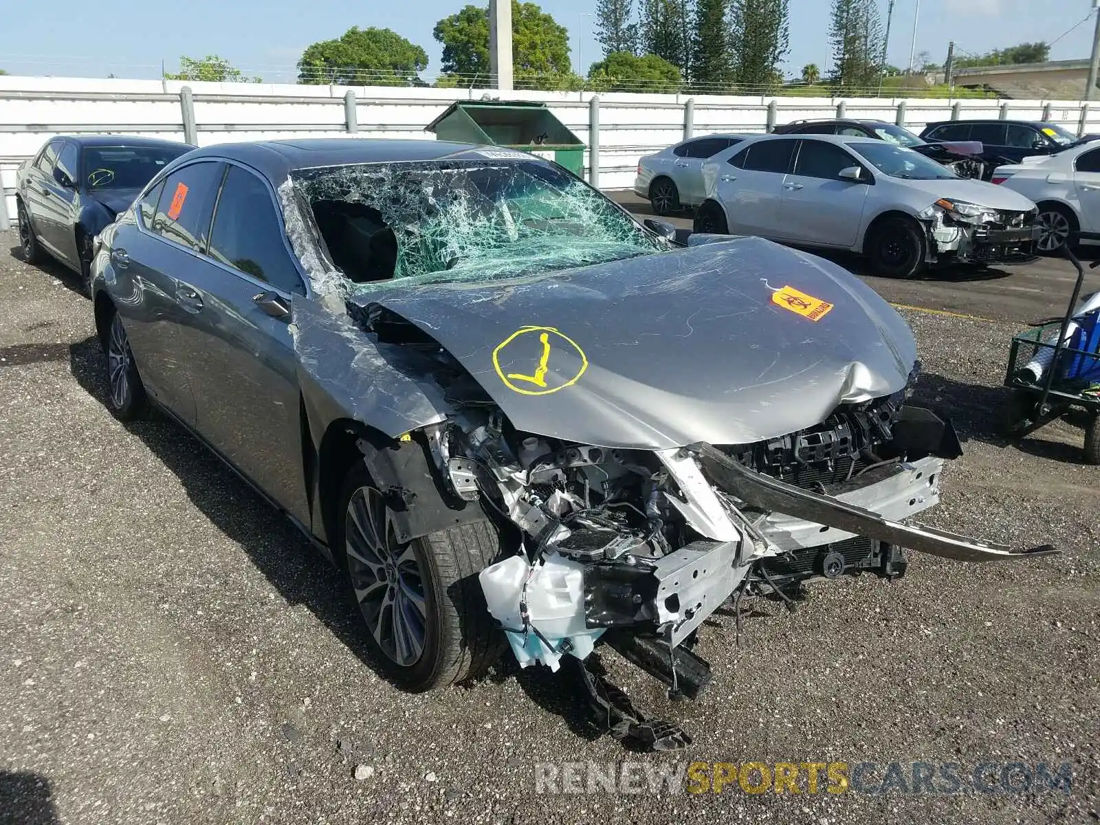 1 Photograph of a damaged car 58AB21B11KU001575 LEXUS ES300 2019