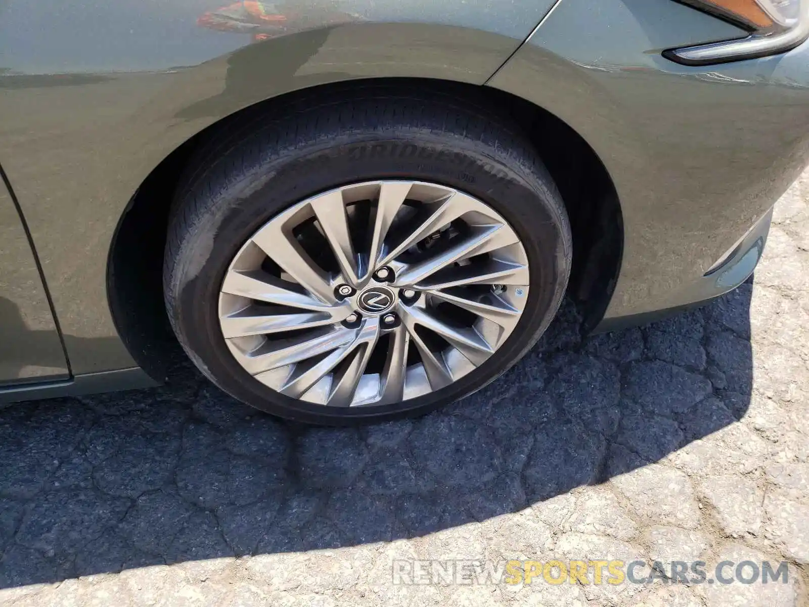 9 Photograph of a damaged car 58AB21B13KU004297 LEXUS ES300 2019