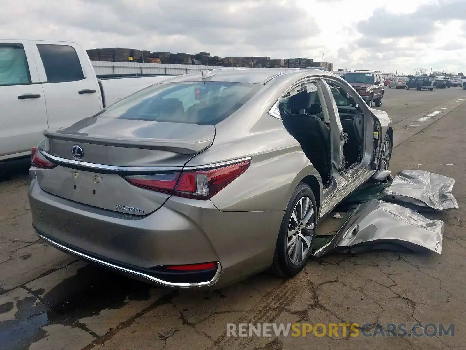 4 Photograph of a damaged car 58AB21B14KU001635 LEXUS ES300 2019