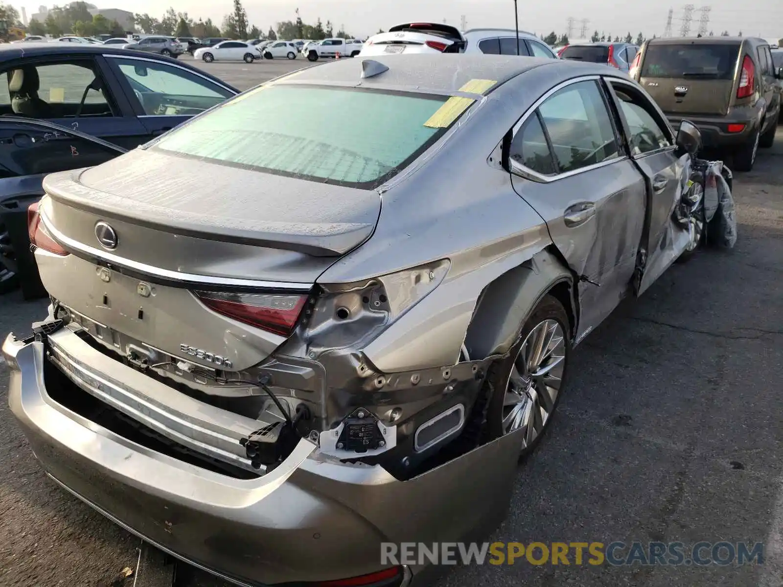 4 Photograph of a damaged car 58AB21B14KU002140 LEXUS ES300 2019