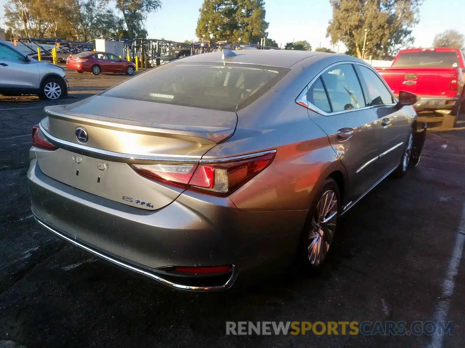 4 Photograph of a damaged car 58AB21B17KU003606 LEXUS ES300 2019