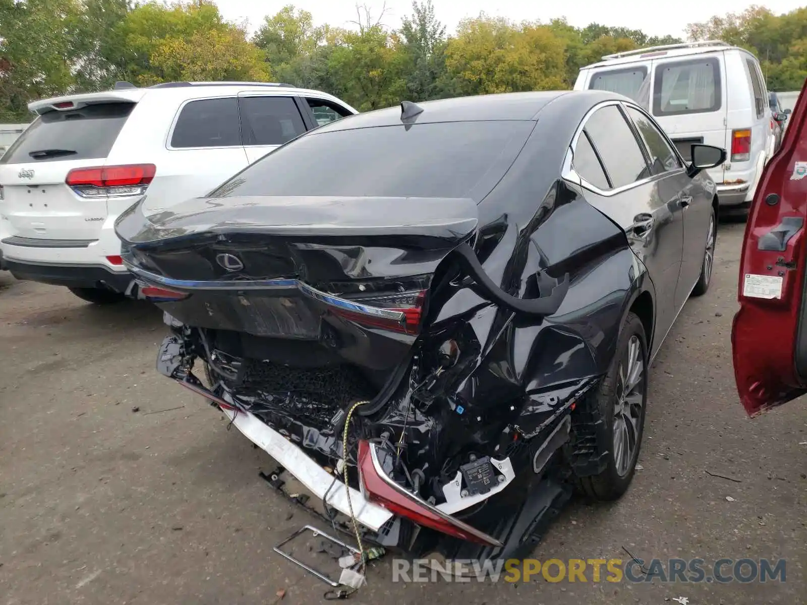 4 Photograph of a damaged car 58AB21B17KU003976 LEXUS ES300 2019