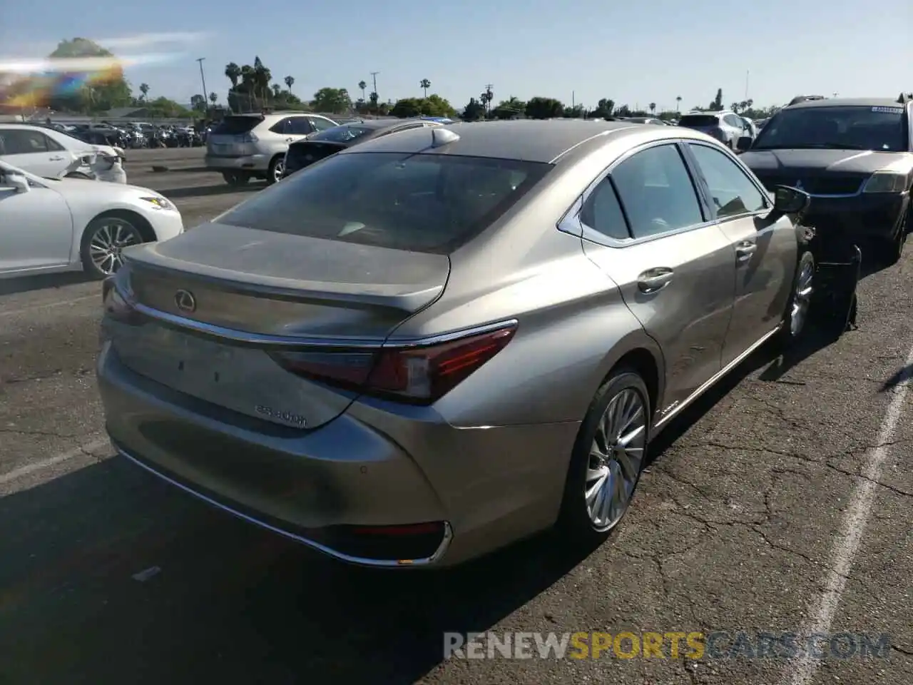 4 Photograph of a damaged car 58AB21B1XKU001896 LEXUS ES300 2019