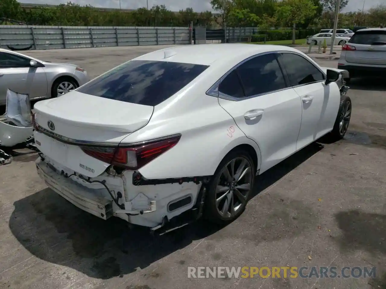 4 Photograph of a damaged car 58ABZ1B18KU005389 LEXUS ES300 2019