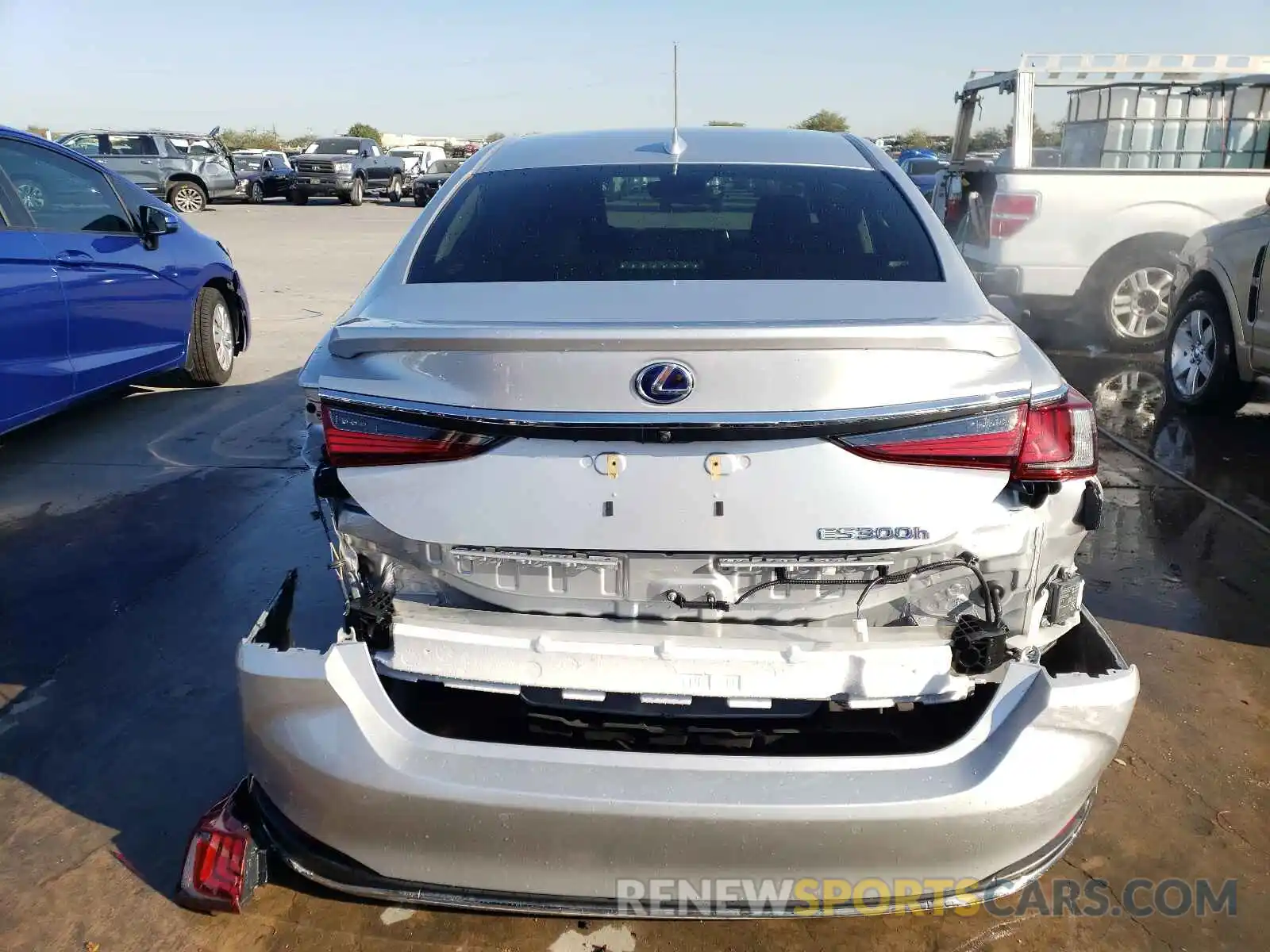 9 Photograph of a damaged car JTHB21B13K2022708 LEXUS ES300 2019